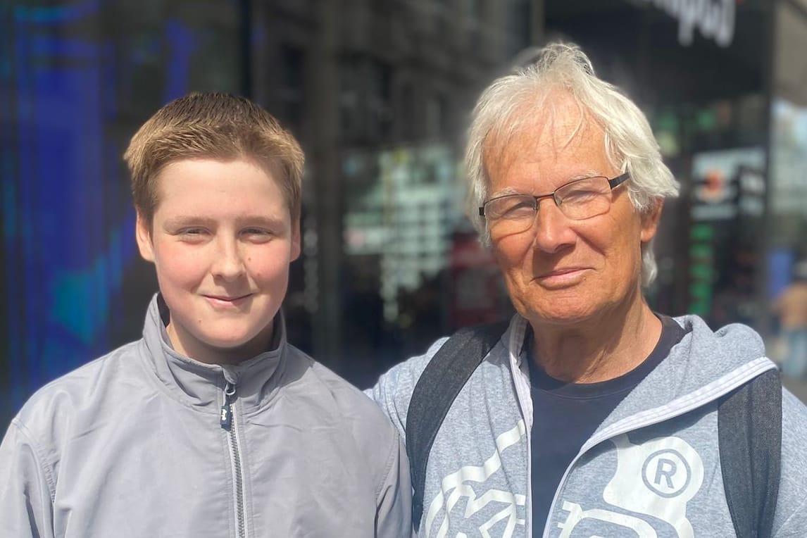 FC-Fan Zugic mit seinem Sohn in der Kölner Innenstadt: Beide hoffen noch auf den Aufstieg.