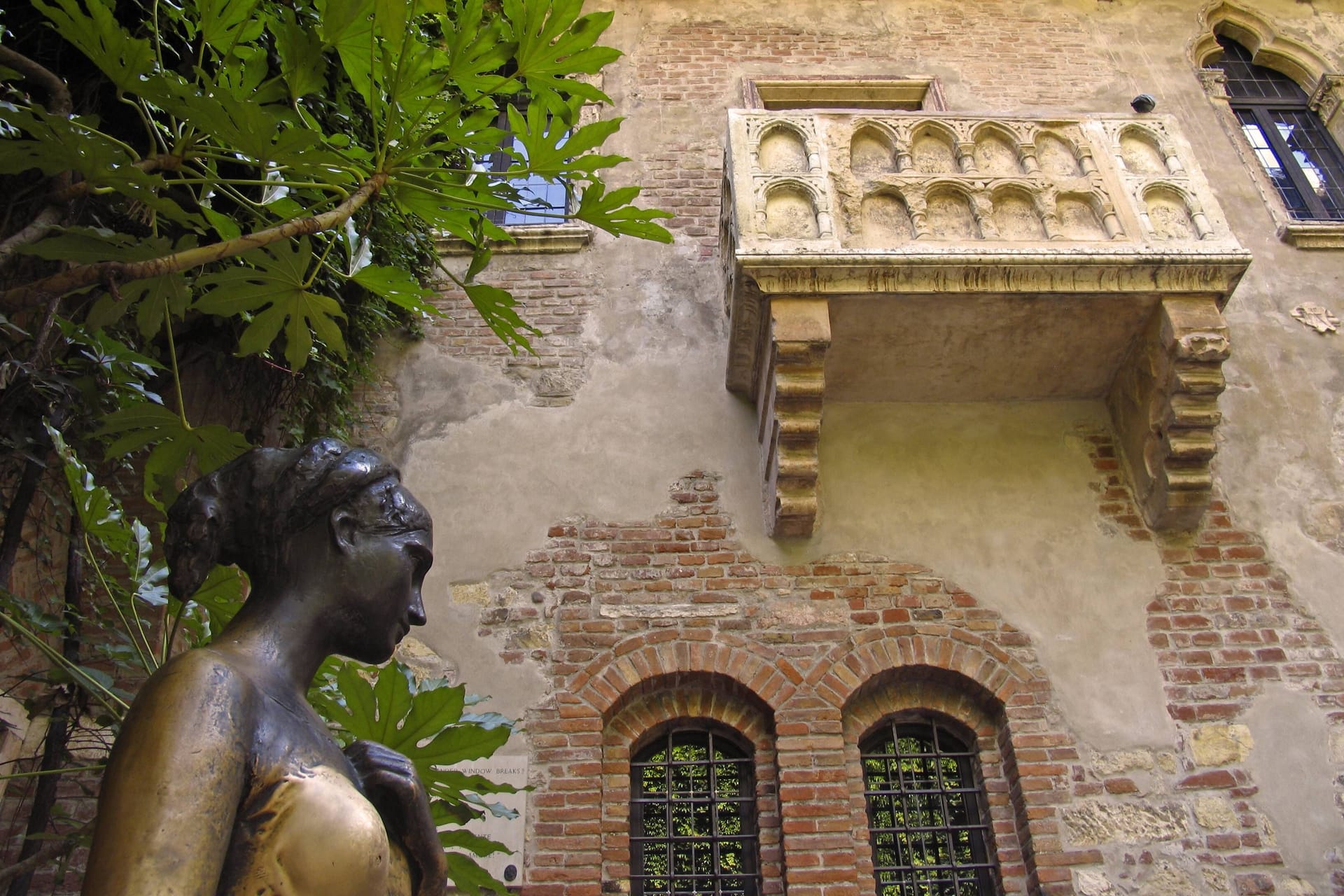 Die Statue der Julia im Innenhof der Casa Capuletti in Verona: Hier drängen sich in der Urlaubszeiten Tausende Schaulustige.