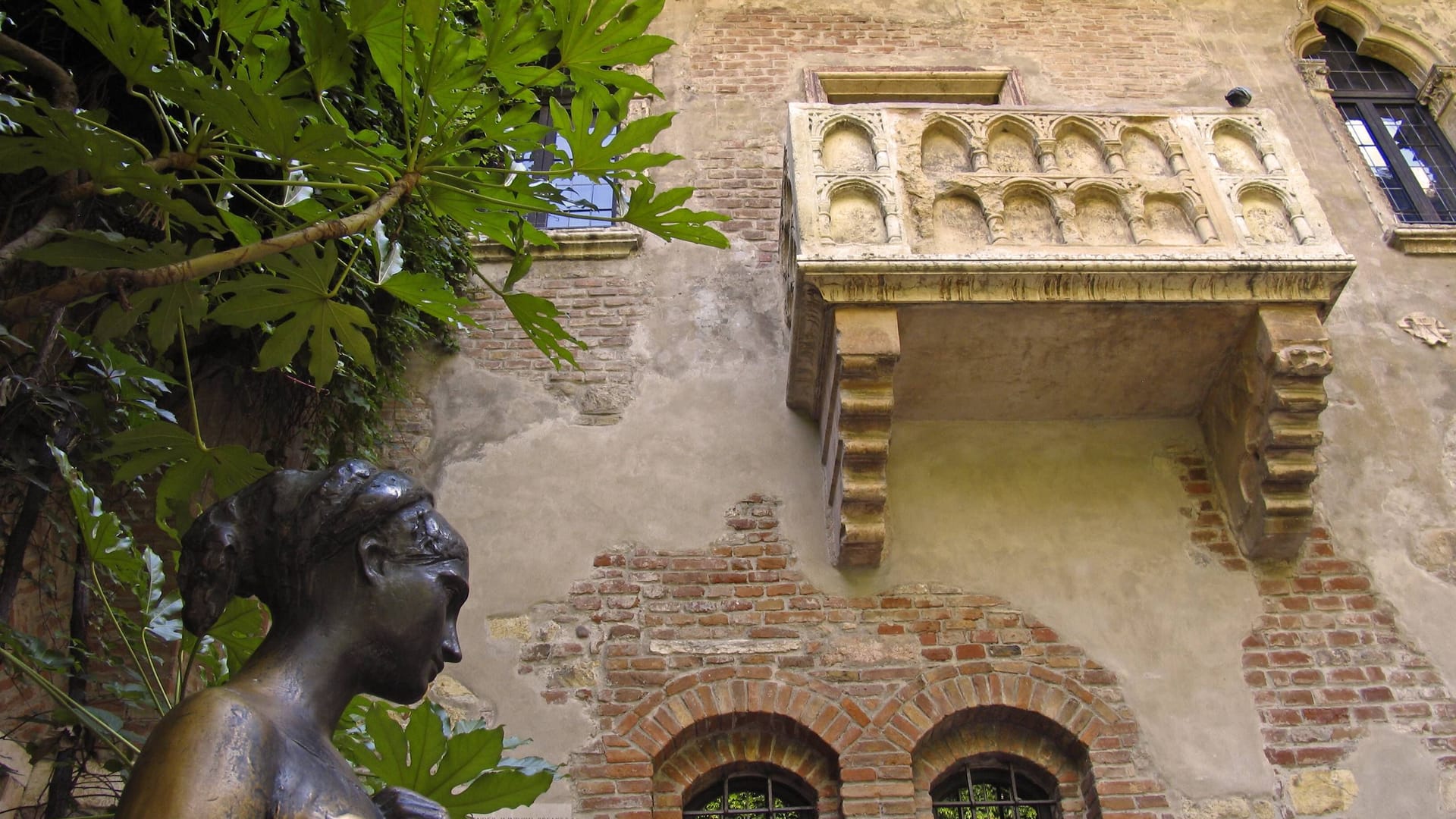 Die Statue der Julia im Innenhof der Casa Capuletti in Verona: Hier drängen sich in der Urlaubszeiten Tausende Schaulustige.