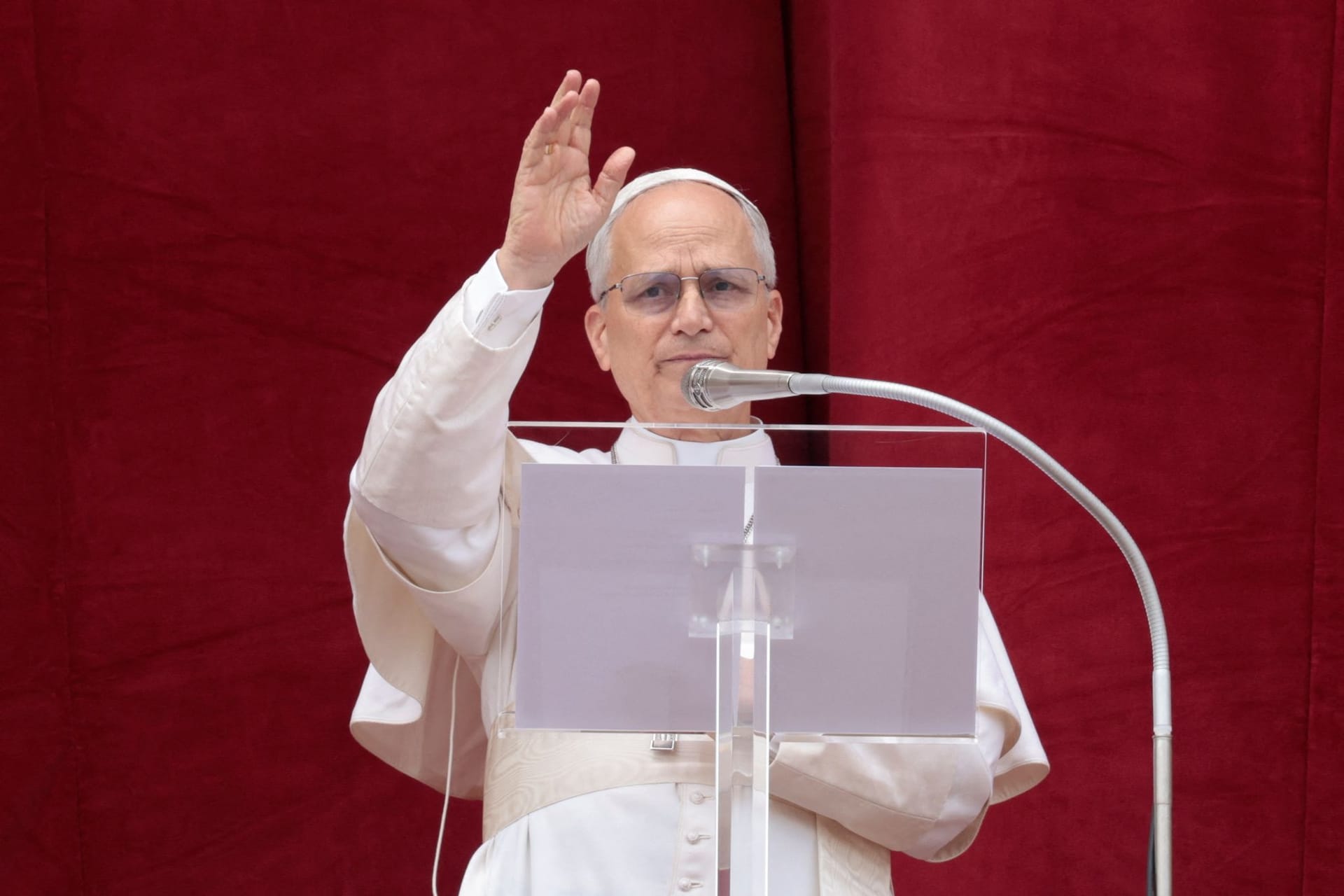 Papst Leo XIV. hält sein erstes Sonntagsgebet auf dem Petersplatz. Papst Leo XIV. hält sein erstes Sonntagsgebet auf dem Petersplatz.