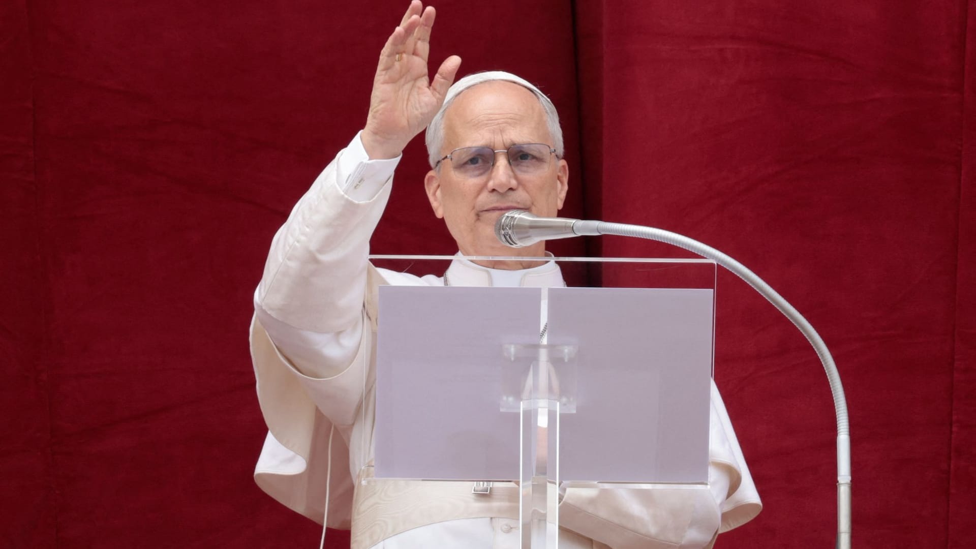 Papst Leo XIV. hält sein erstes Sonntagsgebet auf dem Petersplatz.