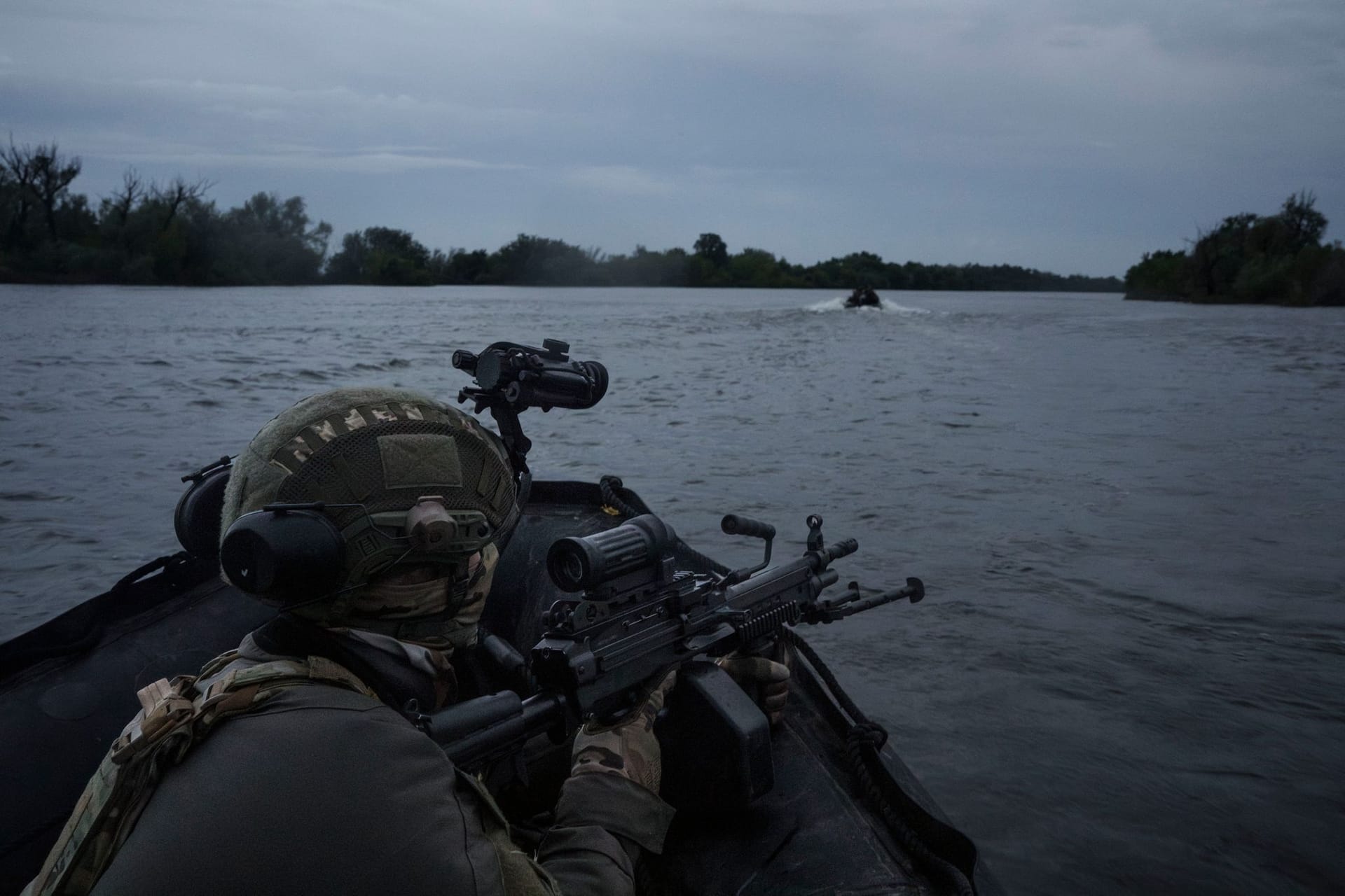 Ukrainische Soldaten fahren mit einem Boot auf dem Fluss Dnipro an der Frontlinie in der Nähe von Cherson. (Archivbild)