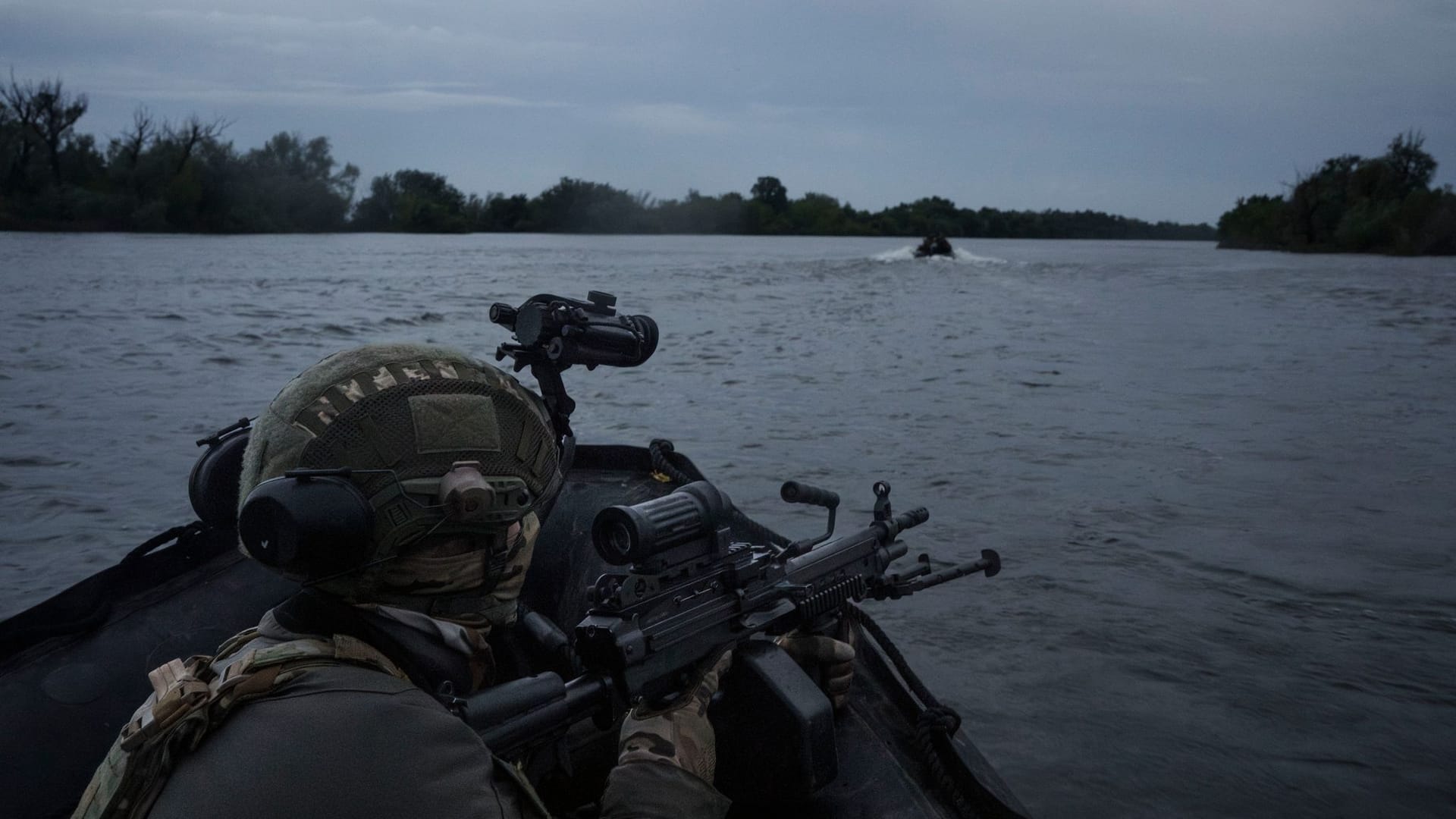 Ukrainische Soldaten fahren mit einem Boot auf dem Fluss Dnipro an der Frontlinie in der Nähe von Cherson. (Archivbild) Ukrainische Soldaten fahren mit einem Boot auf dem Fluss Dnipro an der Frontlinie in der Nähe von Cherson. (Archivbild)