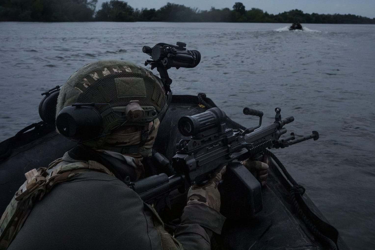 Ukrainische Soldaten fahren mit einem Boot auf dem Fluss Dnipro an der Frontlinie in der Nähe von Cherson. (Archivbild)