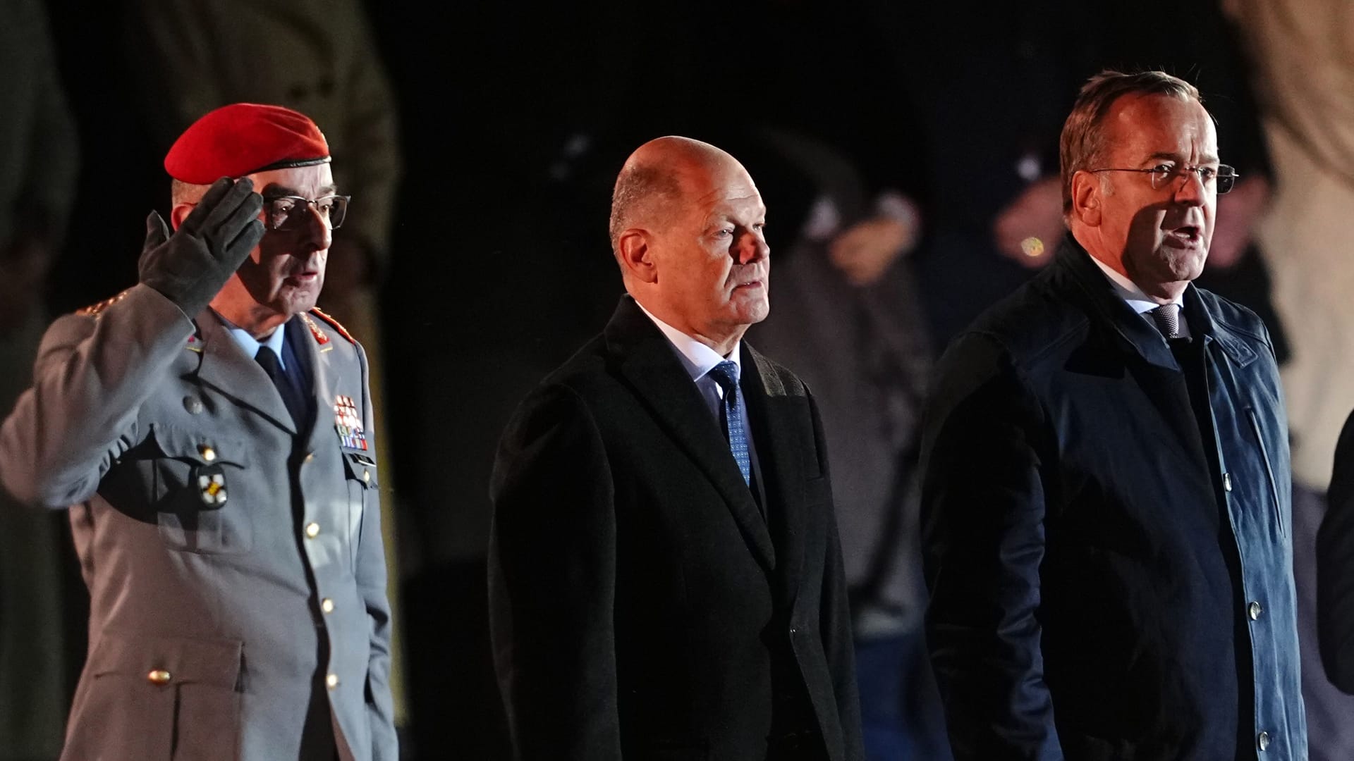 General Carsten Breuer, Generalinspekteur der Bundeswehr, Olaf Scholz und Boris Pistorius (v.l.n.r.): Zapfenstreiche sind umstritten.