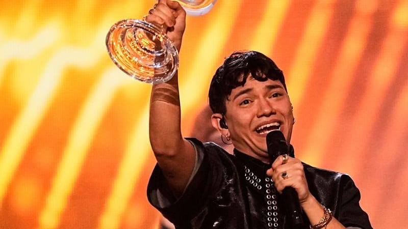 Der Gewinner des Eurovision Song Contests: JJ aus Österreich hält auf der Bühne die Trophäe hoch.