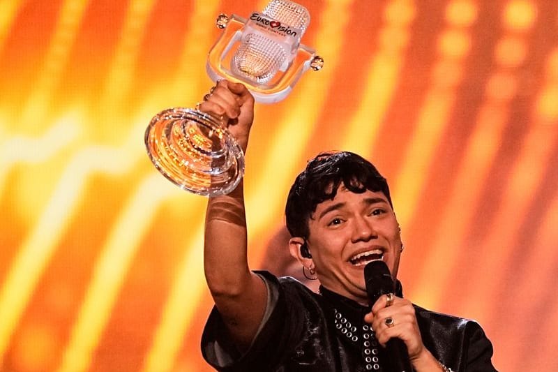 Der Gewinner des Eurovision Song Contests: JJ aus Österreich hält auf der Bühne die Trophäe hoch.