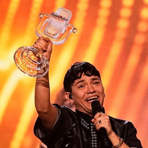 Der Gewinner des Eurovision Song Contests: JJ aus Österreich hält auf der Bühne die Trophäe hoch.
