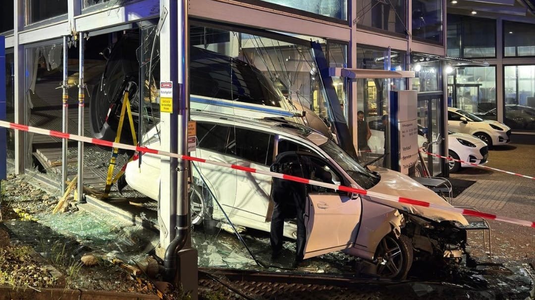 Totalschaden: Der Mercedes durchbrach Scheiben des Autohauses.