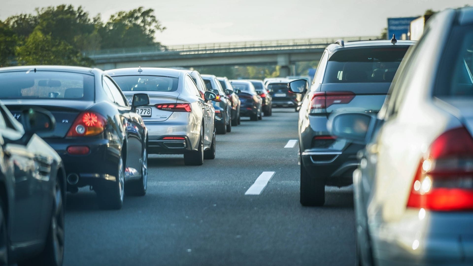 Stau auf der Autobahn (Symbolbild): Auf der A3 bei Girod im Westerwald ist ein Lkw umgekippt. Stau auf der Autobahn (Symbolbild): Auf der A3 bei Girod im Westerwald ist ein Lkw umgekippt.