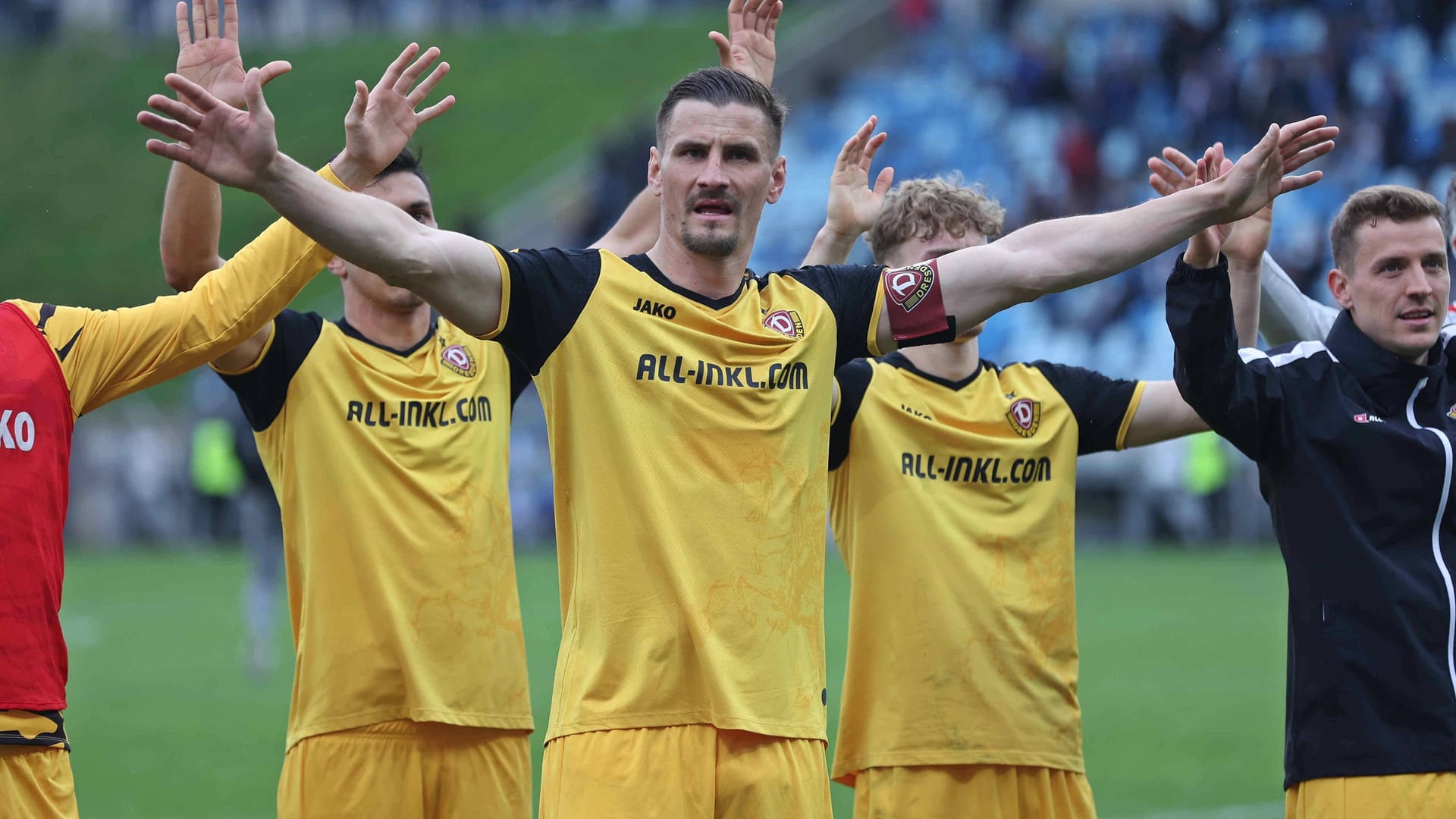 Dynamo-Kapitän Stefan Kutschke feiert den Sieg in Saarbrücken: Mit einem Erfolg in Bielefeld kann Dresden am Samstag vorzeitig in die 2. Liga aufsteigen. Dynamo-Kapitän Stefan Kutschke feiert den Sieg in Saarbrücken: Mit einem Erfolg in Bielefeld kann Dresden am Samstag vorzeitig in die 2. Liga aufsteigen.