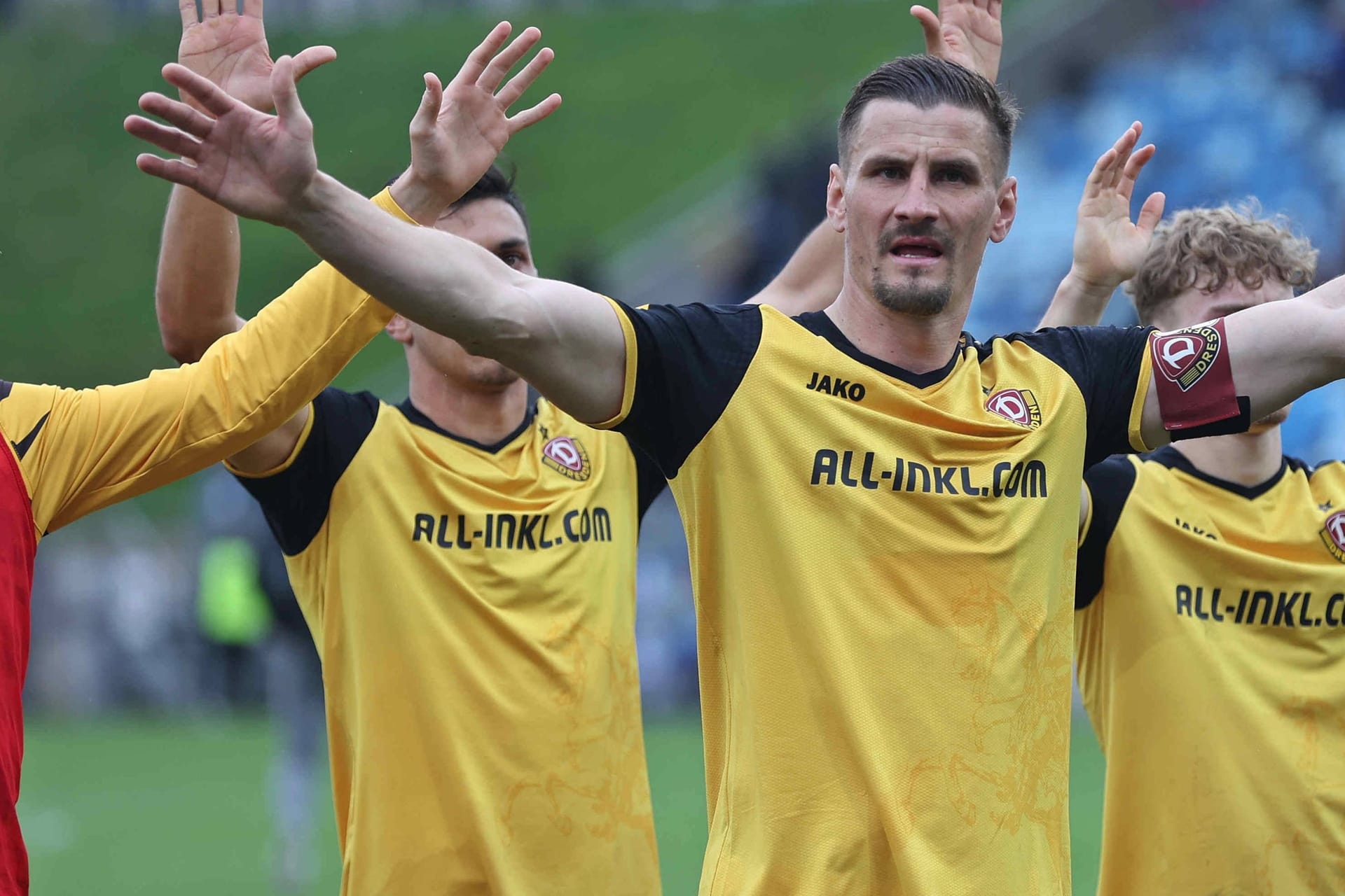 Dynamo-Kapitän Stefan Kutschke feiert den Sieg in Saarbrücken: Mit einem Erfolg in Bielefeld kann Dresden am Samstag vorzeitig in die 2. Liga aufsteigen. Dynamo-Kapitän Stefan Kutschke feiert den Sieg in Saarbrücken: Mit einem Erfolg in Bielefeld kann Dresden am Samstag vorzeitig in die 2. Liga aufsteigen.