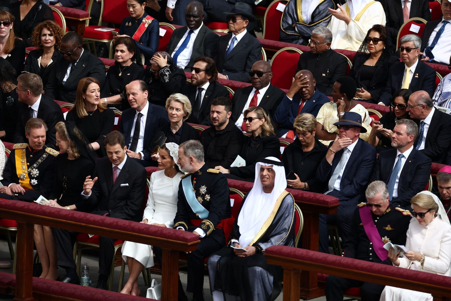 Königin Letizia und Königin Mathilde: Die beiden stechen in Weiß aus der Masse heraus.