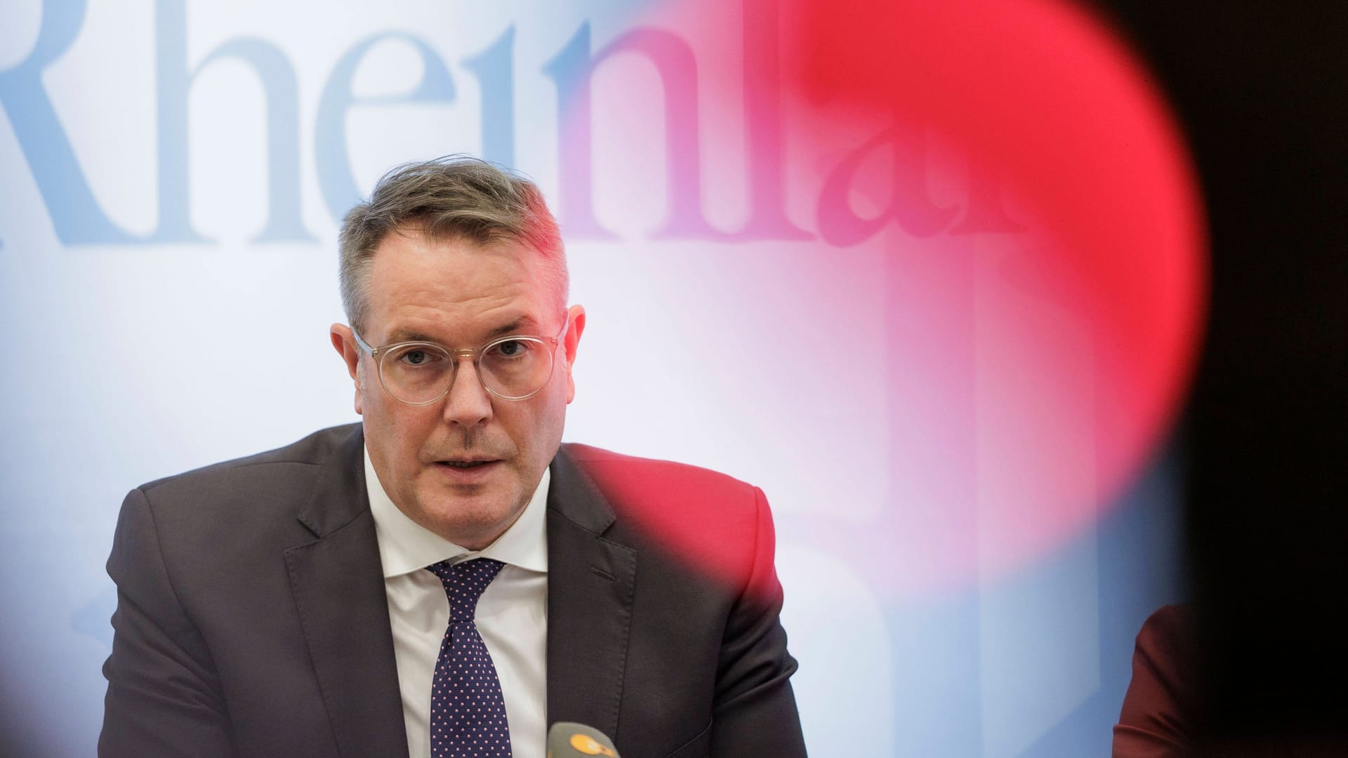 Alexander Schweitzer (SPD) bei einer Pressekonferenz.