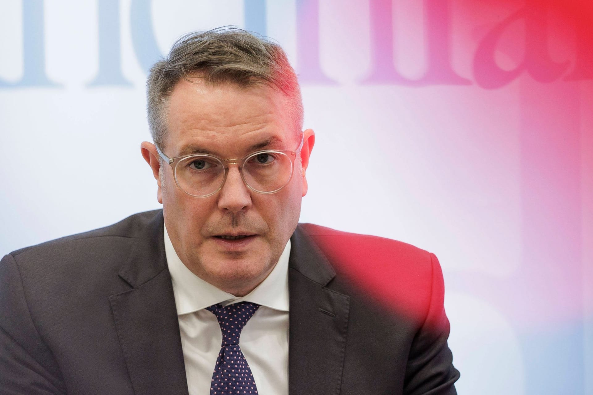 Alexander Schweitzer (SPD) bei einer Pressekonferenz.