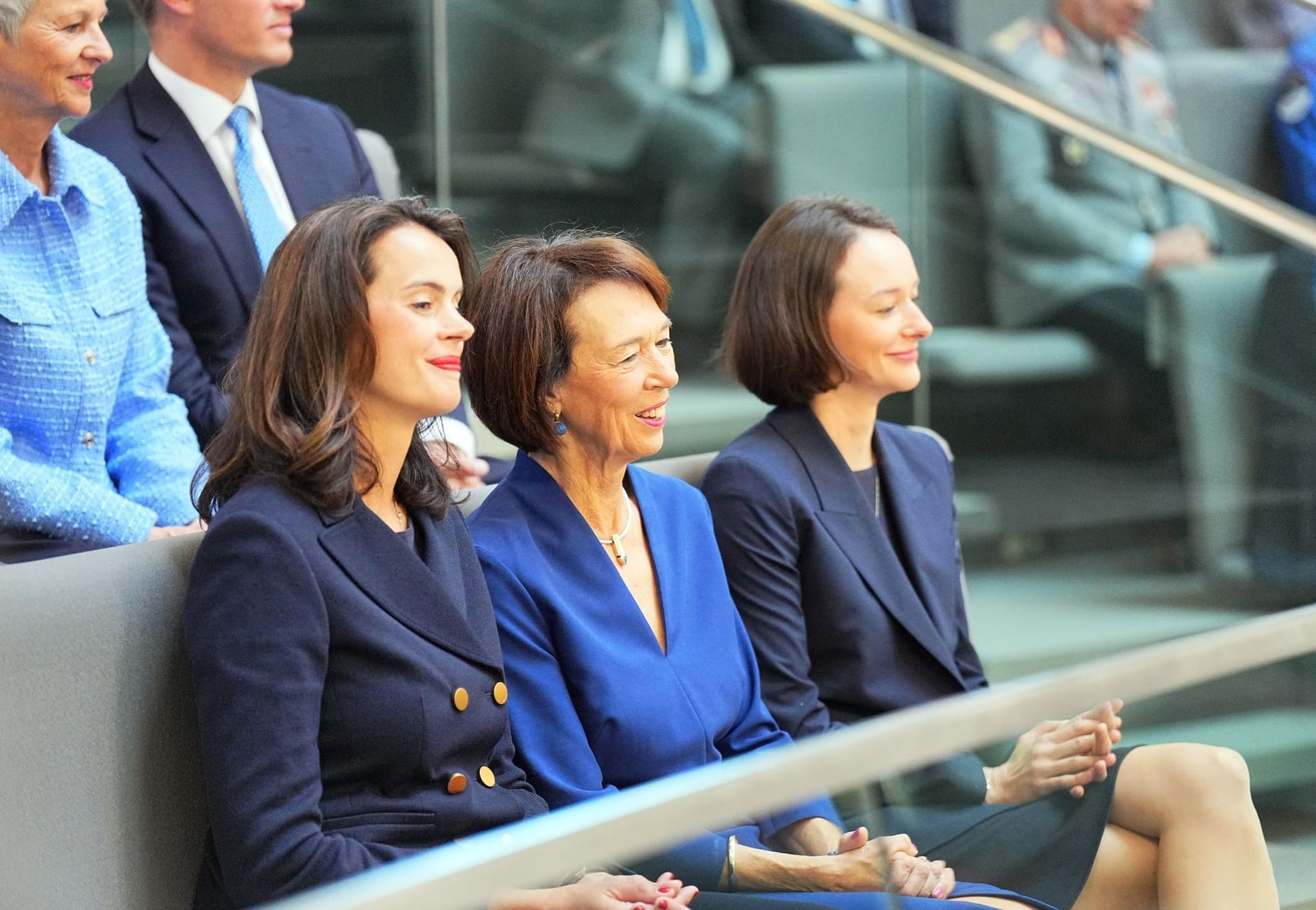 Charlotte Merz (m.), Ehefrau des designierten Bundeskanzlers Friedrich Merz, und ihre Töchter Carola Clüsener (l.) und Constanze Merz: Sie saßen vor dem ersten Durchgang der Kanzlerwahl auf der Tribüne im Bundestag.