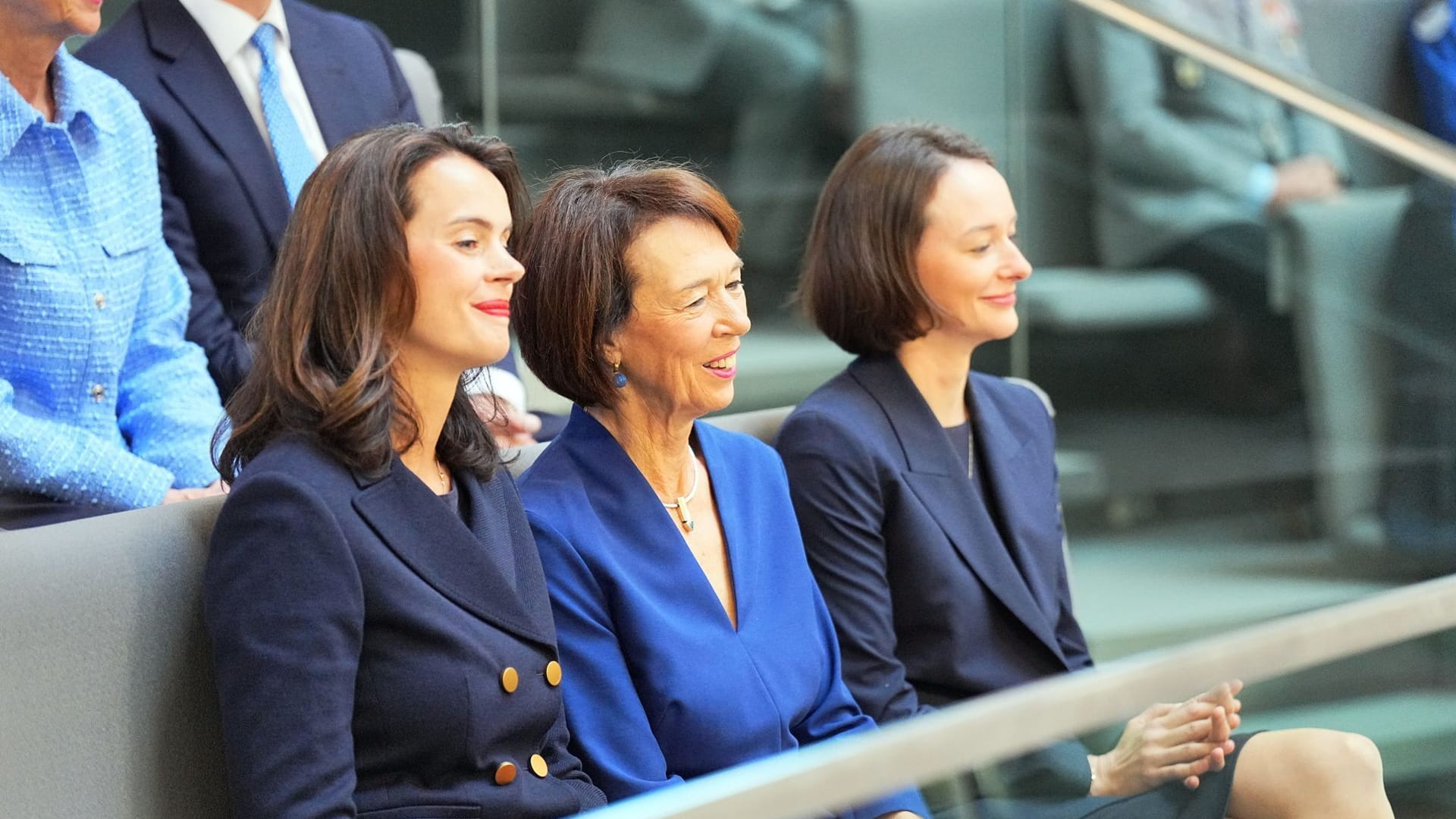 Charlotte Merz (m.), Ehefrau des designierten Bundeskanzlers Friedrich Merz, und ihre Töchter Carola Clüsener (l.) und Constanze Merz: Sie saßen vor dem ersten Durchgang der Kanzlerwahl auf der Tribüne im Bundestag. Charlotte Merz (m.), Ehefrau des designierten Bundeskanzlers Friedrich Merz, und ihre Töchter Carola Clüsener (l.) und Constanze Merz: Sie saßen vor dem ersten Durchgang der Kanzlerwahl auf der Tribüne im Bundestag.