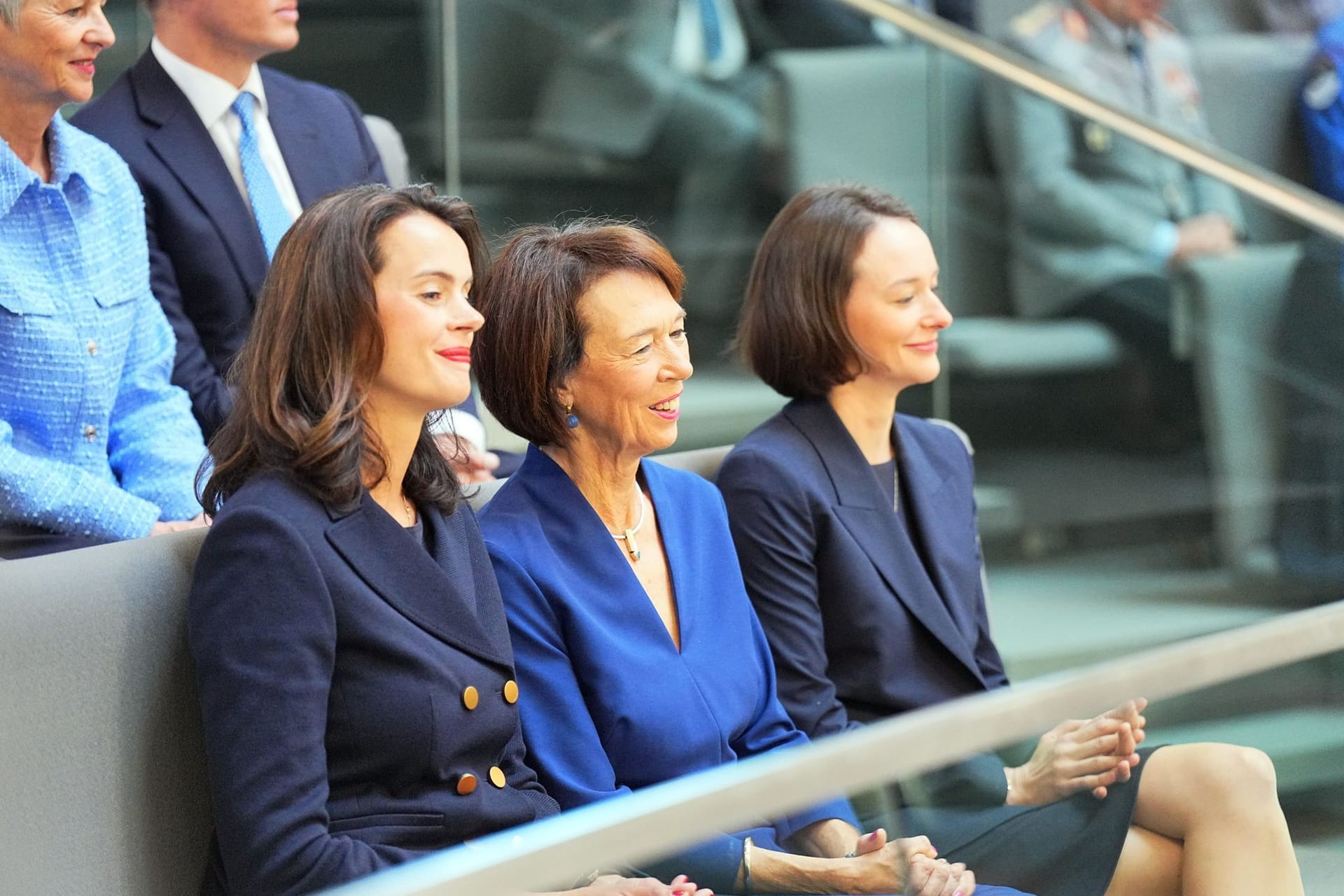 Charlotte Merz (m.), Ehefrau des designierten Bundeskanzlers Friedrich Merz, und ihre Töchter Carola Clüsener (l.) und Constanze Merz: Sie saßen vor dem ersten Durchgang der Kanzlerwahl auf der Tribüne im Bundestag.