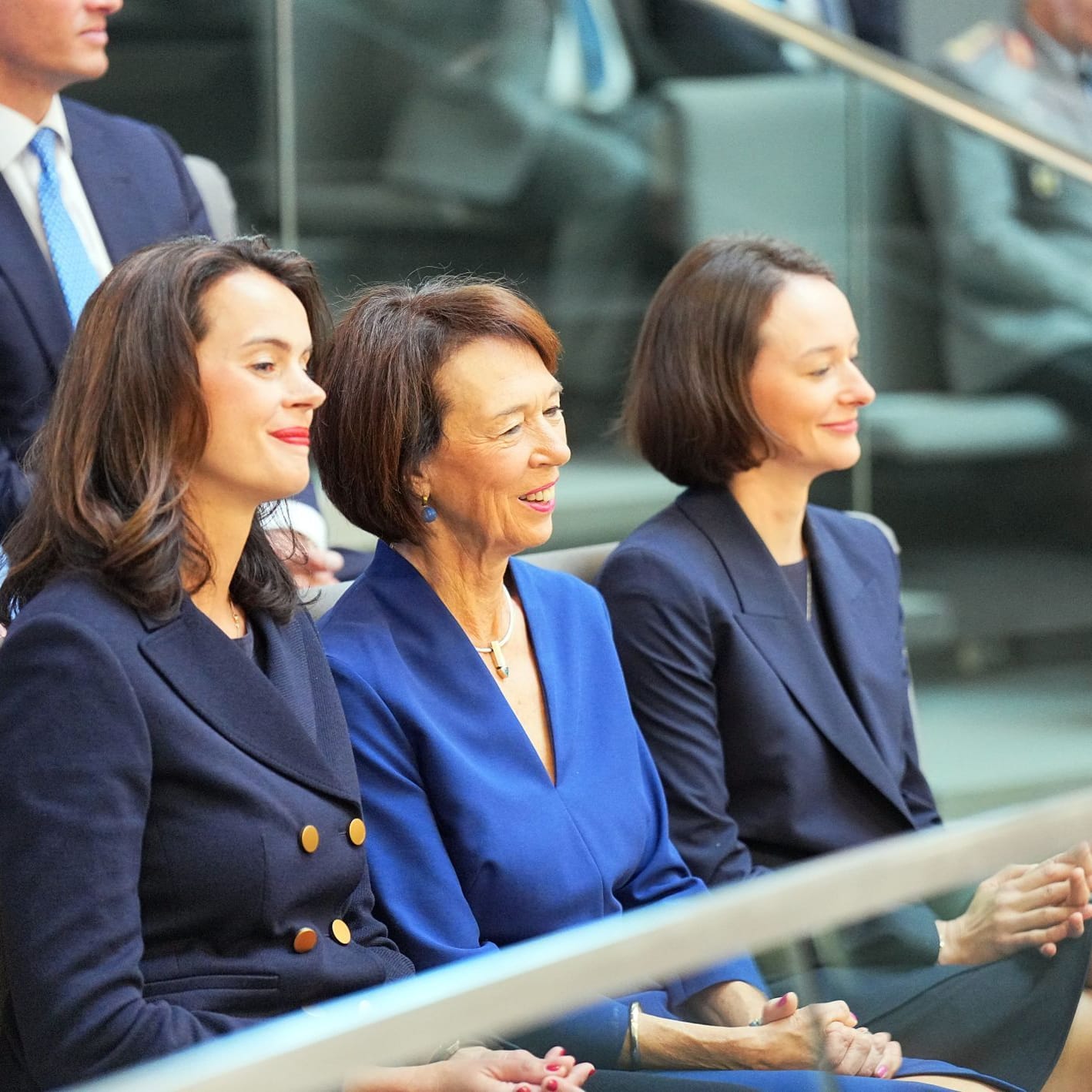 Charlotte Merz (m.), Ehefrau des designierten Bundeskanzlers Merz, und ihre Töchter Carola Clüsener (l.) und Constanze Merz sitzen auf der Tribüne im Bundestag.