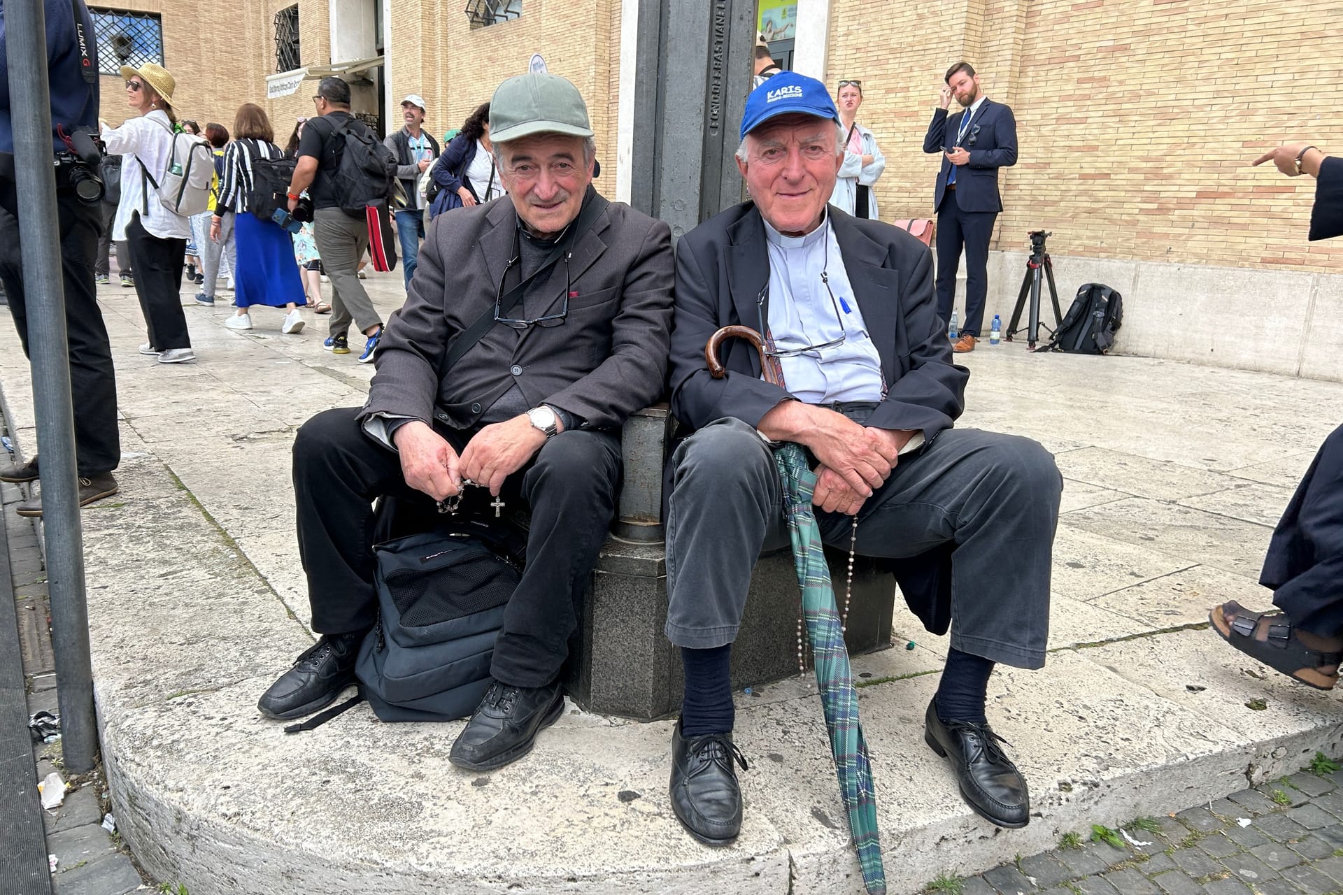 Die italienischen Priester Claudio Parma (links) und Stefano Vendemini (rechts).