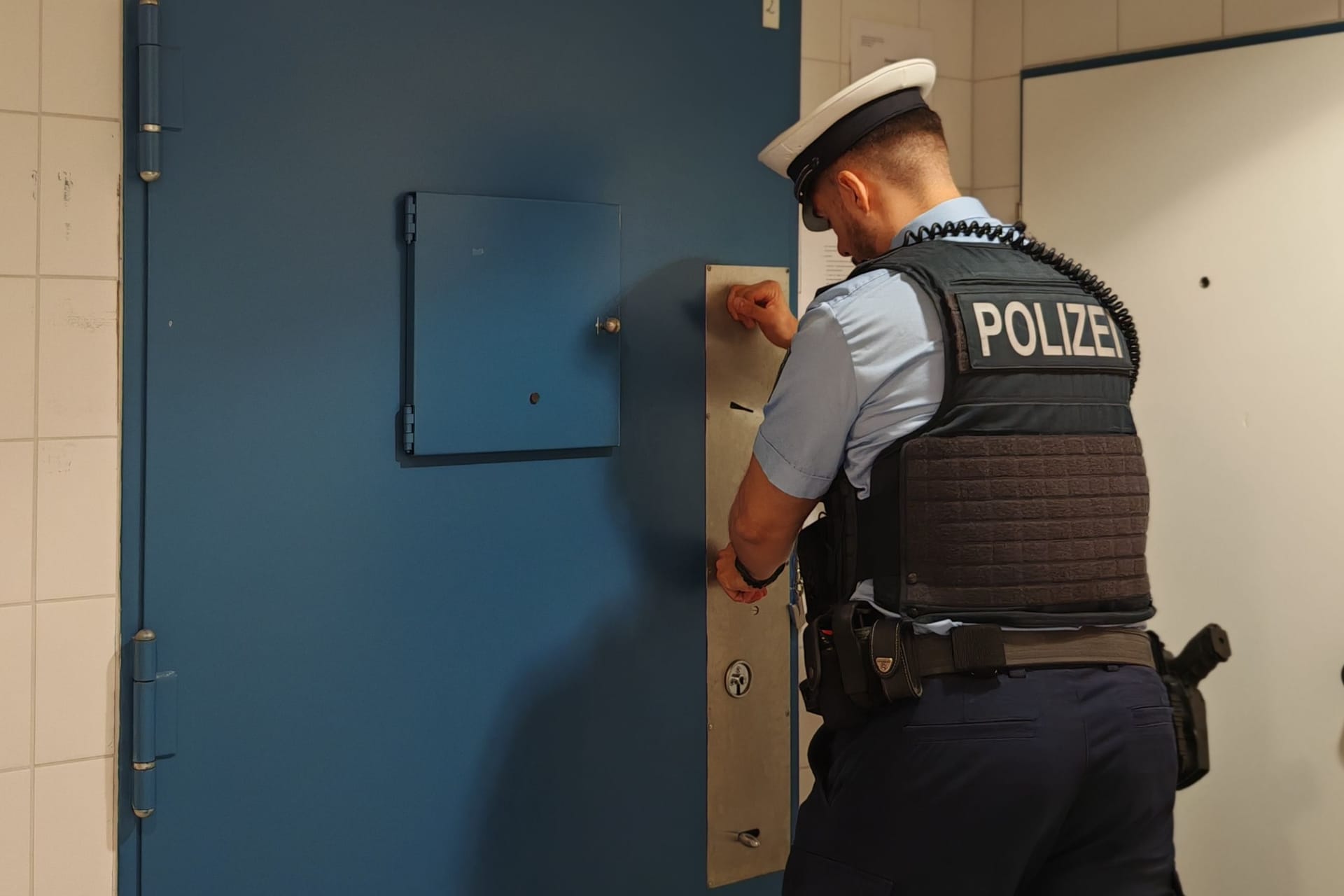 Ein Bundespolizist kontrolliert die Gewahrsamszelle: Der 43-Jährige konnte dort ausnüchtern.