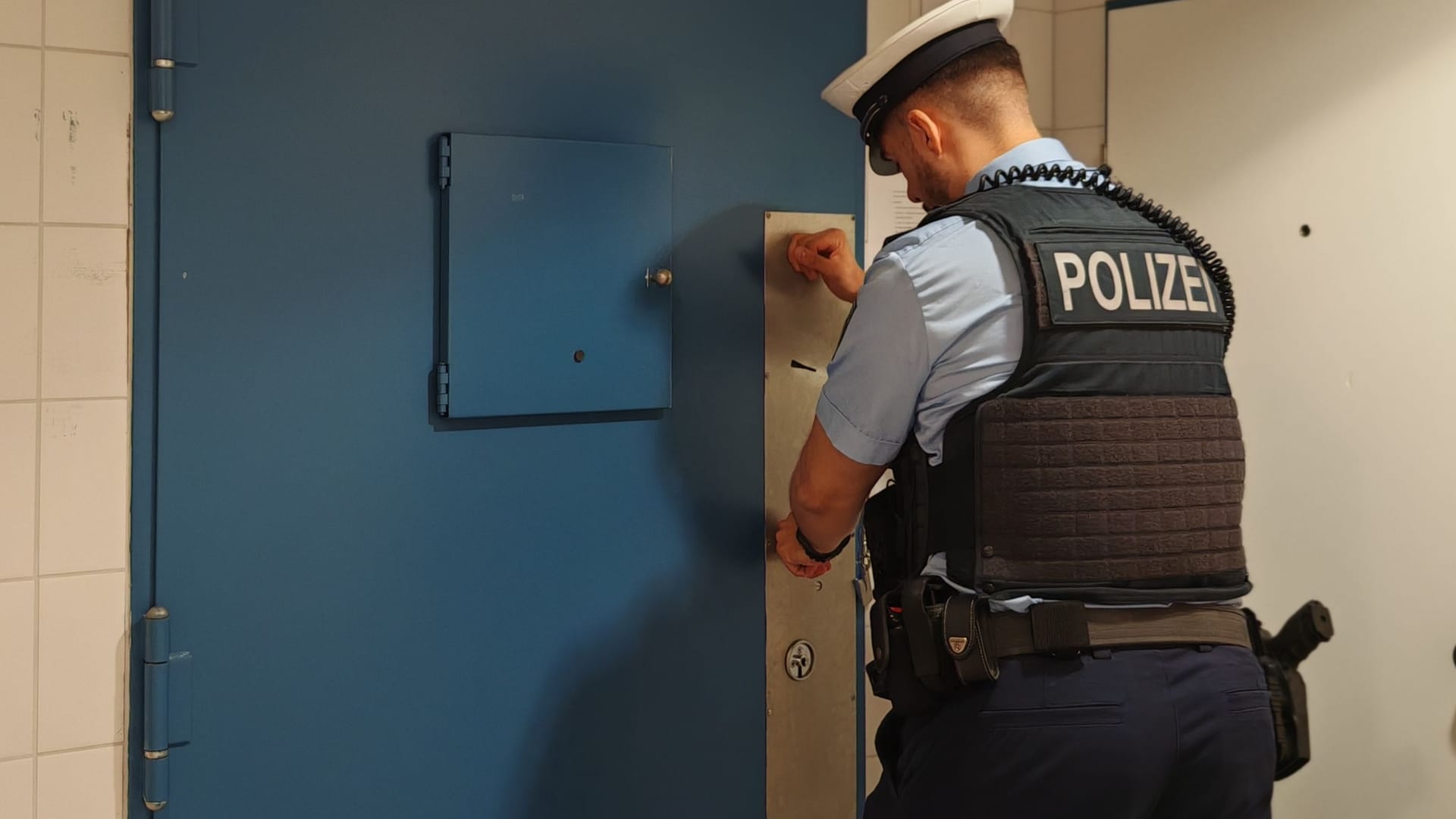 Ein Bundespolizist kontrolliert die Gewahrsamszelle: Der 43-Jährige konnte dort ausnüchtern. Ein Bundespolizist kontrolliert die Gewahrsamszelle: Der 43-Jährige konnte dort ausnüchtern.