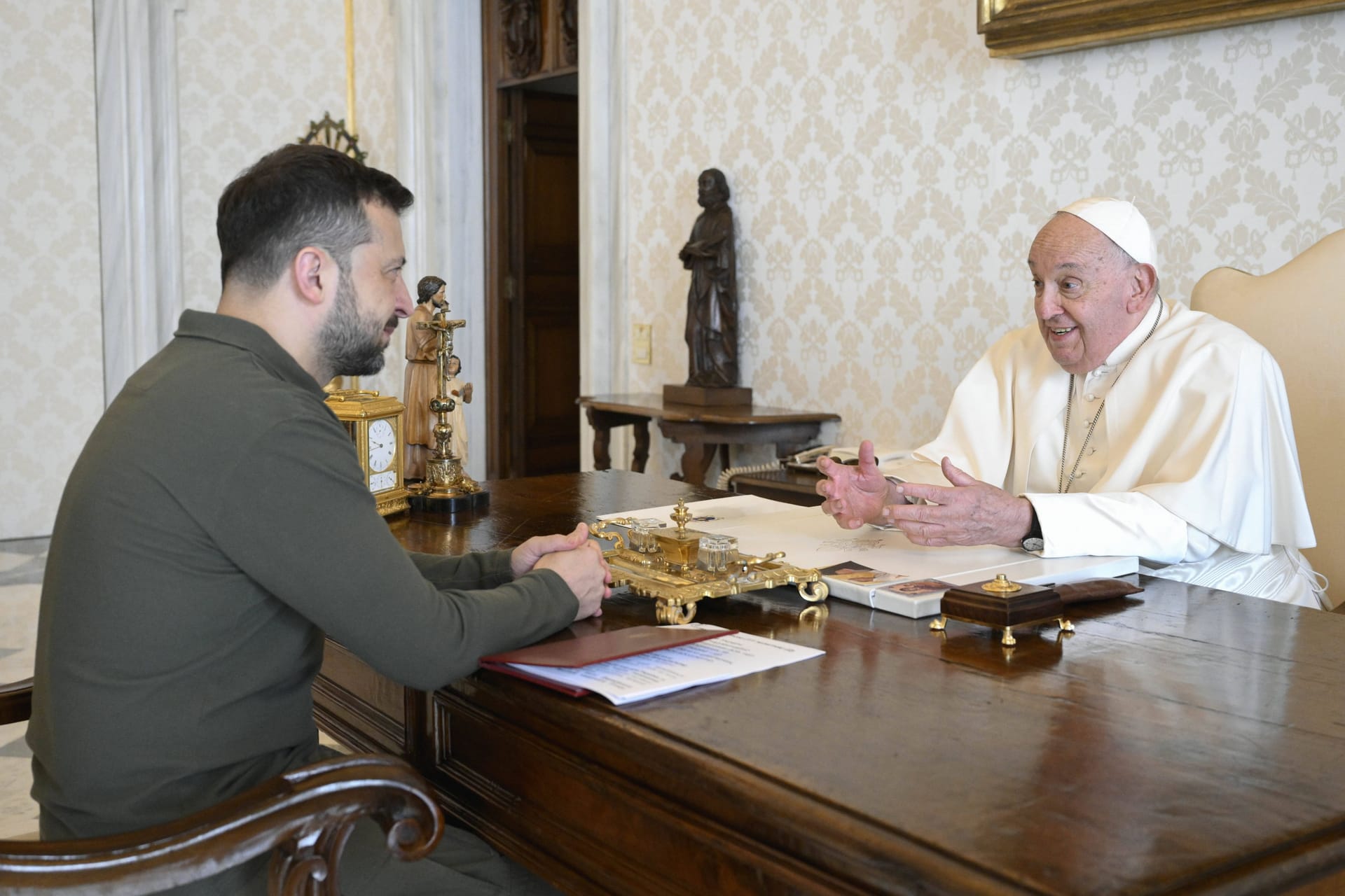 Kein immer einfacher Verhältnis: der ukrainische Präsident Wolodymyr Selenskyj im Herbst 2024 bei Papst Franziskus.