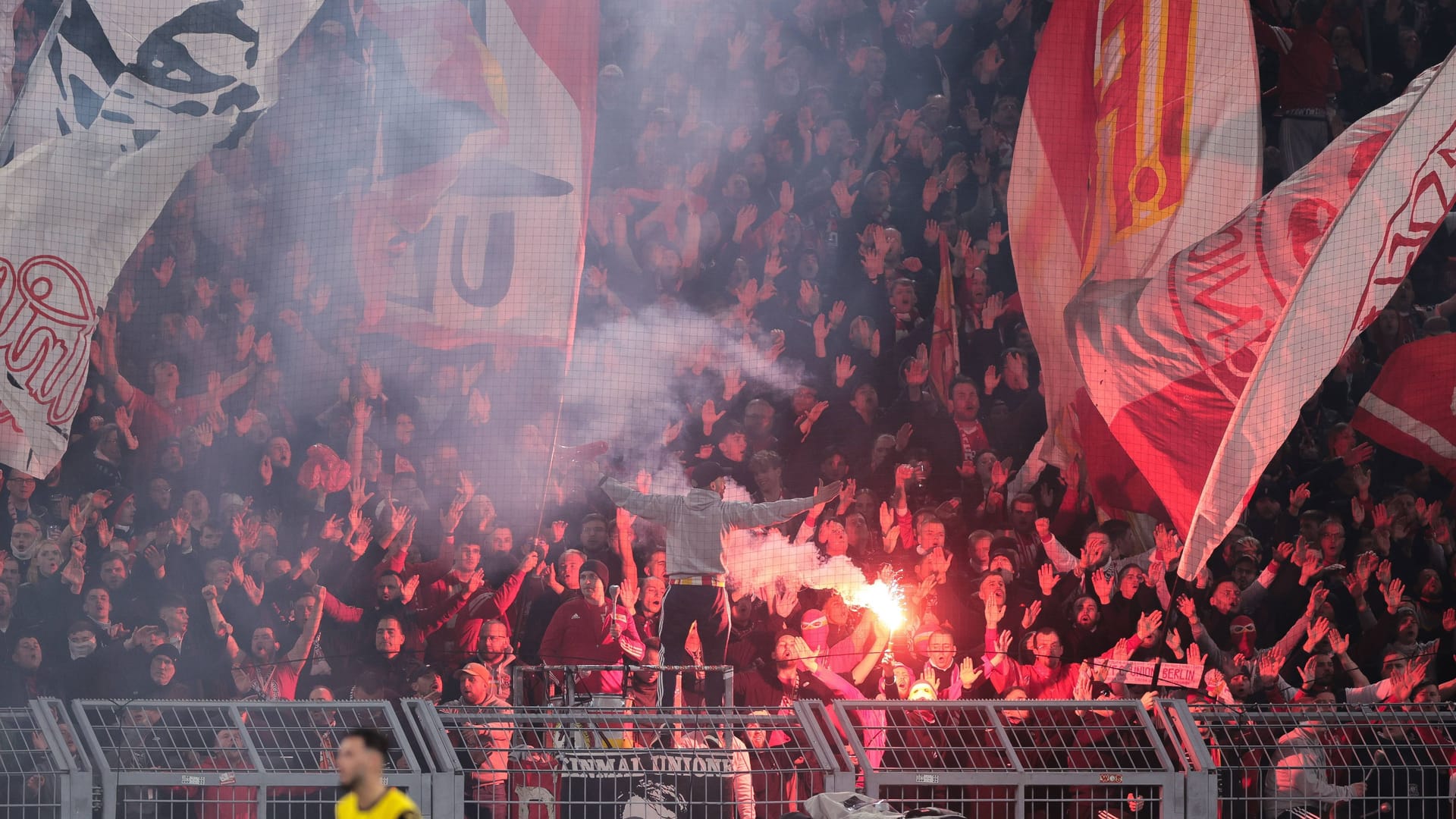 Pyro im Gästeblock der Köpenicker beim Spiel gegen Borussia Dortmund im Februar (Archivfoto): Nun hat die Aktion Folgen.