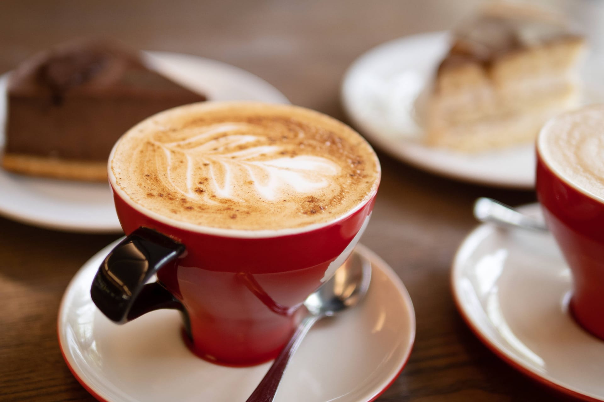 Kaffee und Kuchen auf einem Tisch (Symbolfoto): Die Quittung eines Gastes am Marienplatz erhitzt die Gemüter auf Facebook.