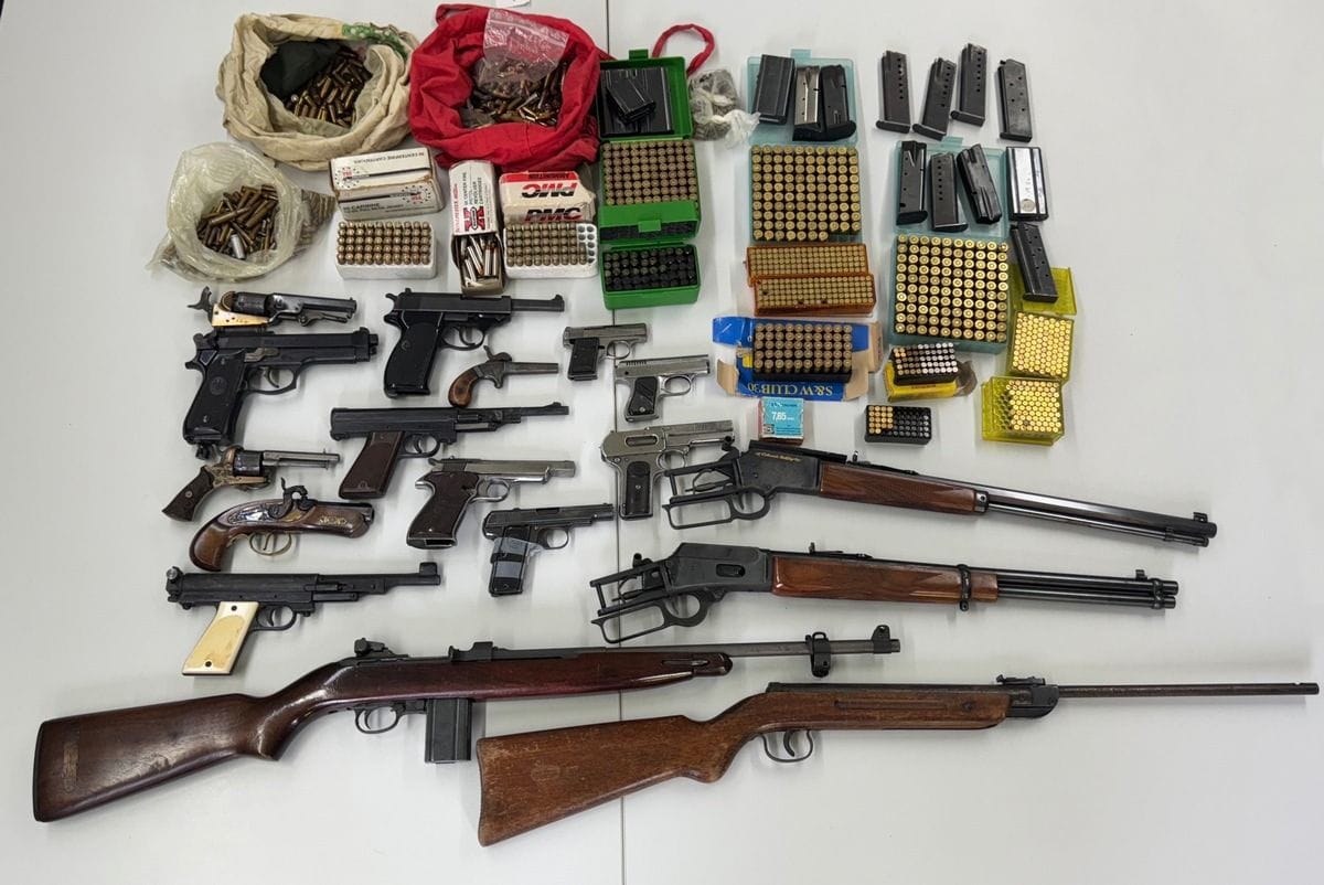 Die sichergestellten Waffen: Die Auswertung der Beweismittel dauern an.