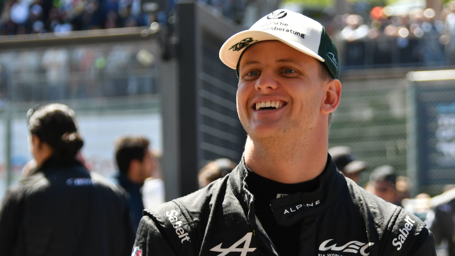 Mick Schumacher kann wieder lachen: Die Tür zur Formel 1 könnte für ihn doch nochmal aufgehen.