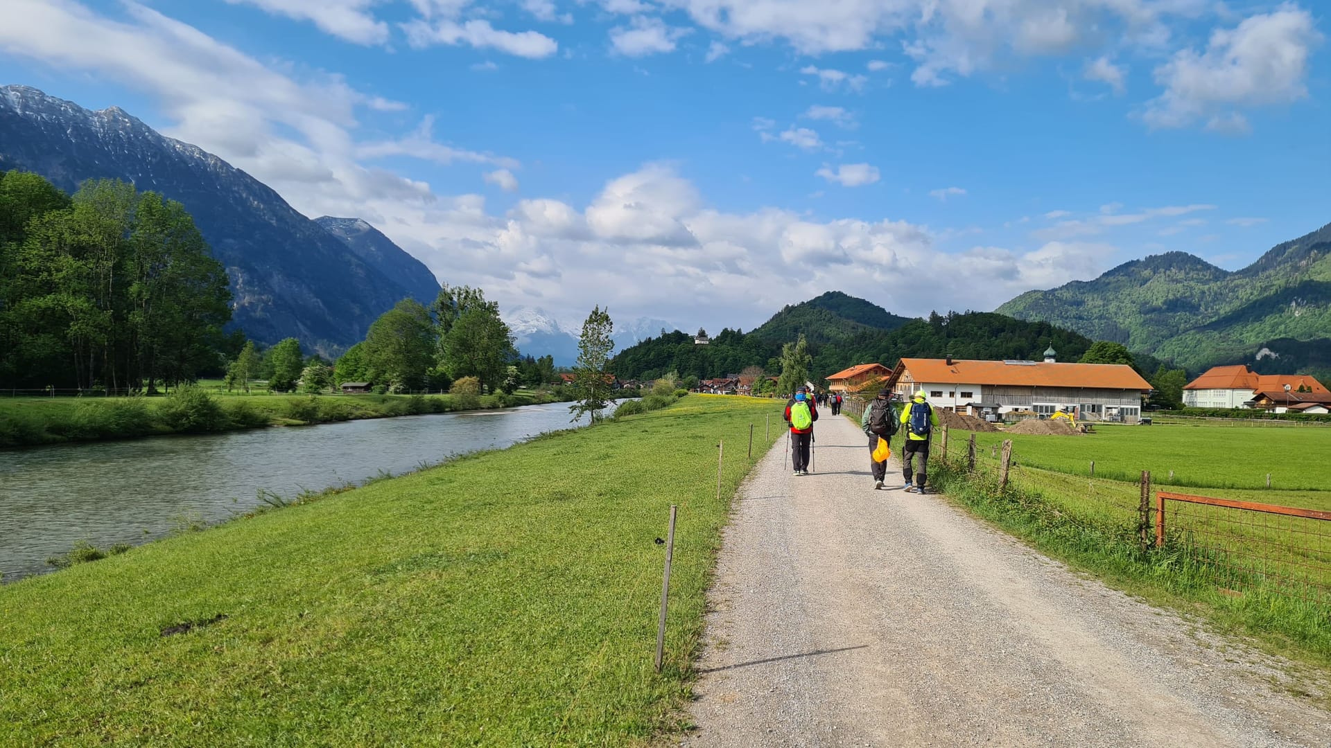 Entlang der Loisach geht es in Richtung Ziel: Ein Anblick, den wir kaum mehr genießen können.