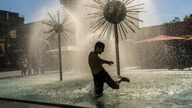 Springbrunnen auf der Prager Straße in Dresden (Archivbild): Als Sparmaßnahme wollte die Stadt dieses Jahr noch acht Springbrunnen anschalten.