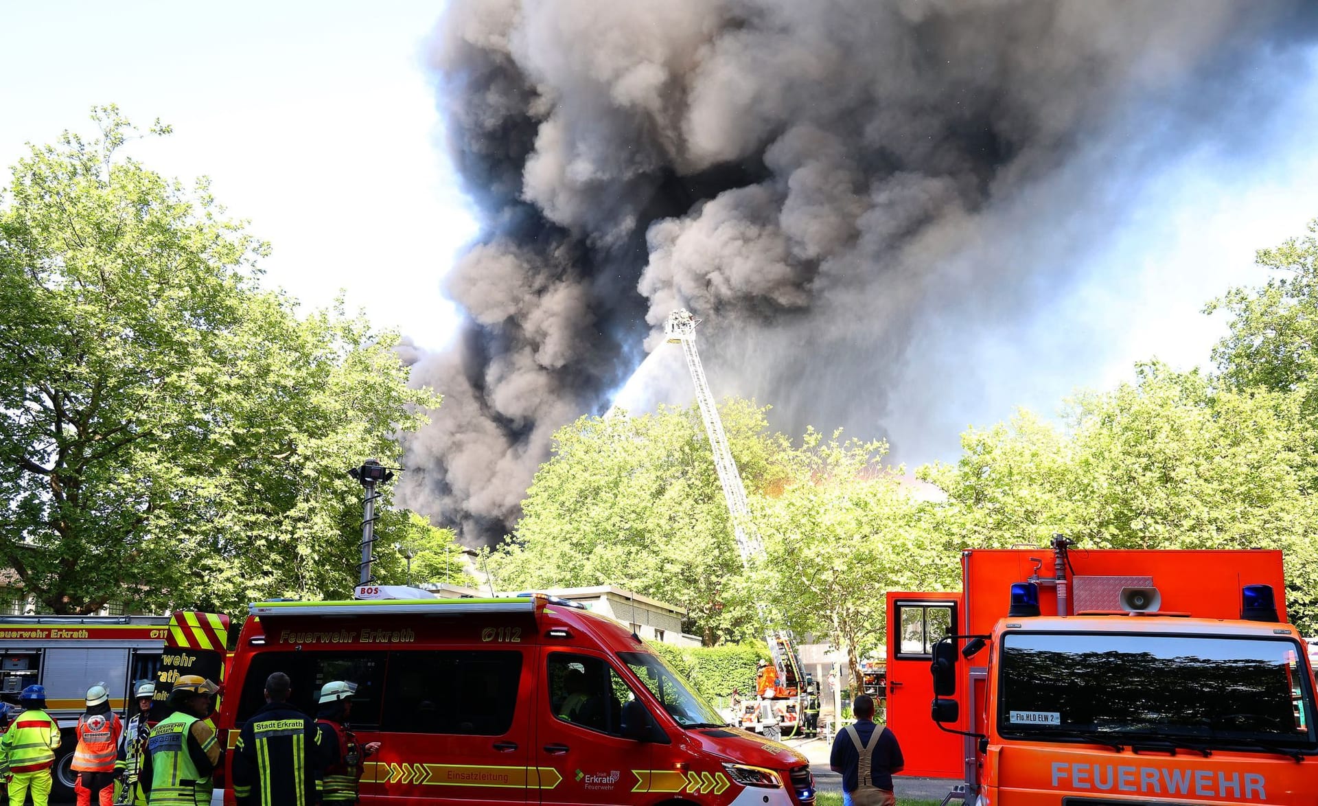 Feuerwehr im Kampf gegen die Flammen am Dienstagnachmittag in Mettmann.
