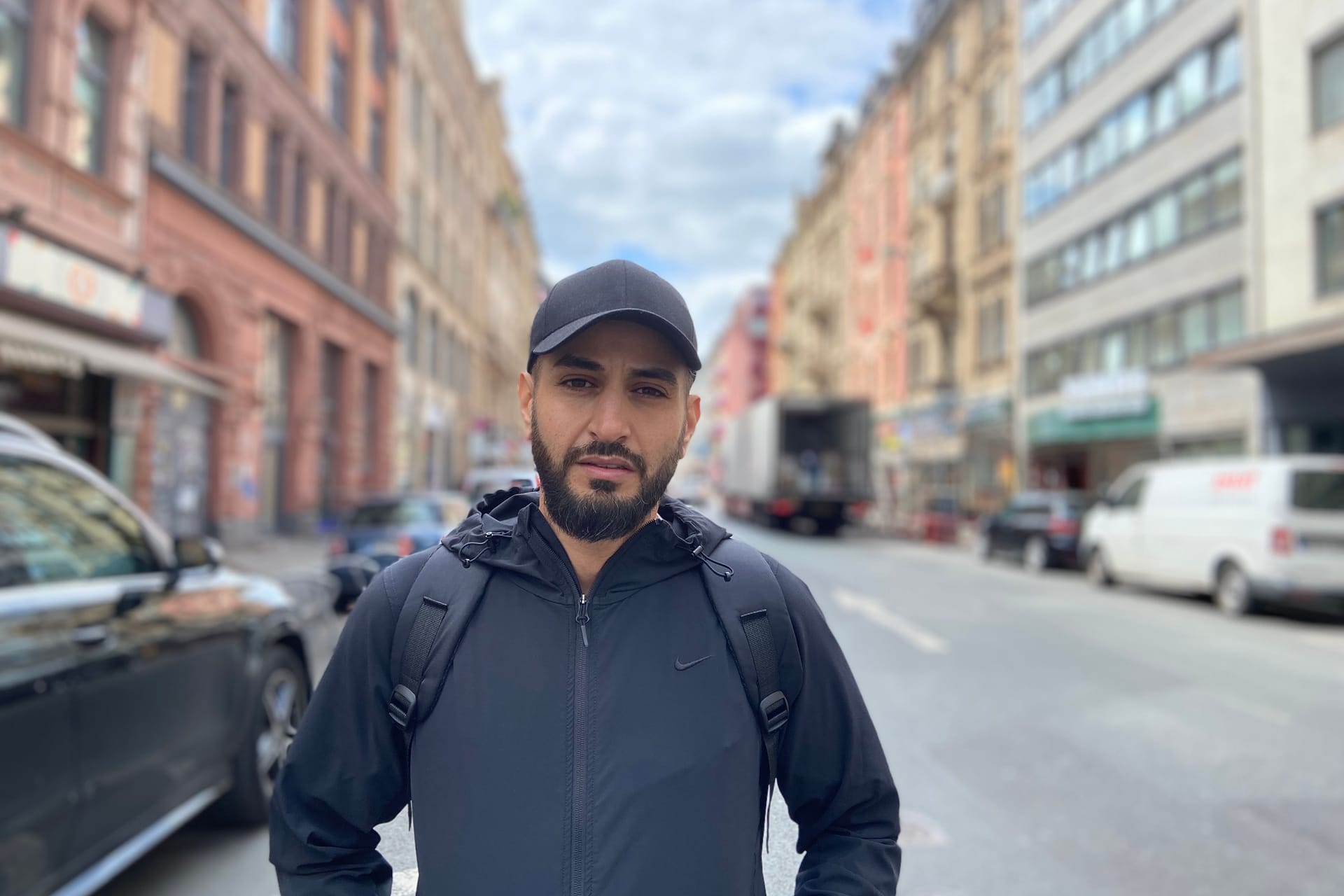 Mohamed "Mo" Bousaaidi im Frankfurter Bahnhofsviertel. Er engagiert sich ehrenamtlich für obdachlose Suchtkranke.