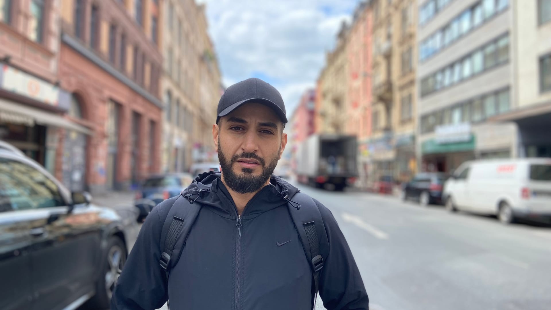 Mohamed "Mo" Bousaaidi im Frankfurter Bahnhofsviertel. Er engagiert sich ehrenamtlich für obdachlose Suchtkranke.