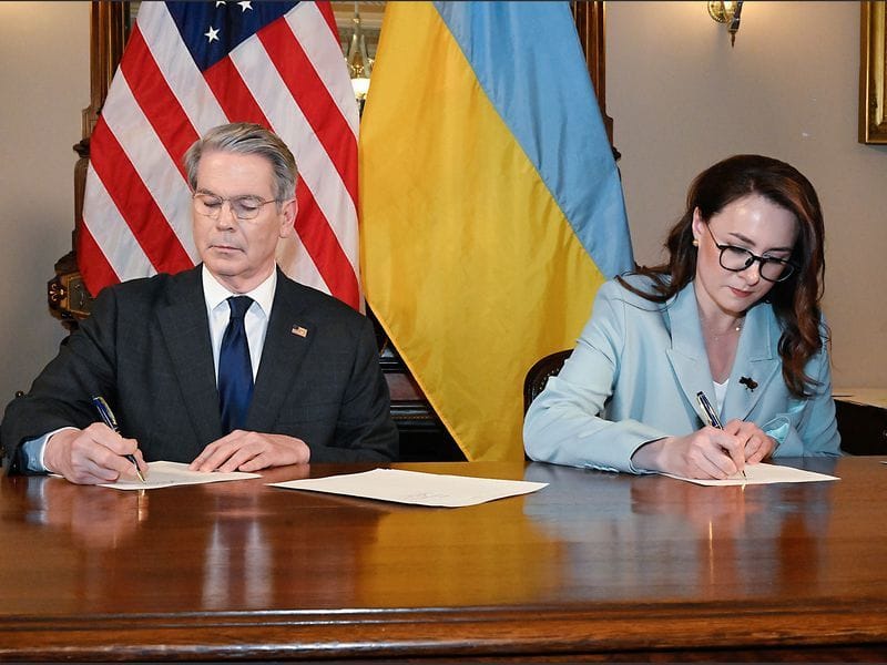 US-Finanzminister Scott Bessent und die ukrainische Vizeregierungschefin Julia Swyrydenko unterzeichnen das Vertragswerk.