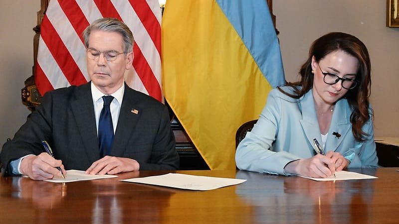 US-Finanzminister Scott Bessent und die ukrainische Vizeregierungschefin Julia Swyrydenko unterzeichnen das Vertragswerk.