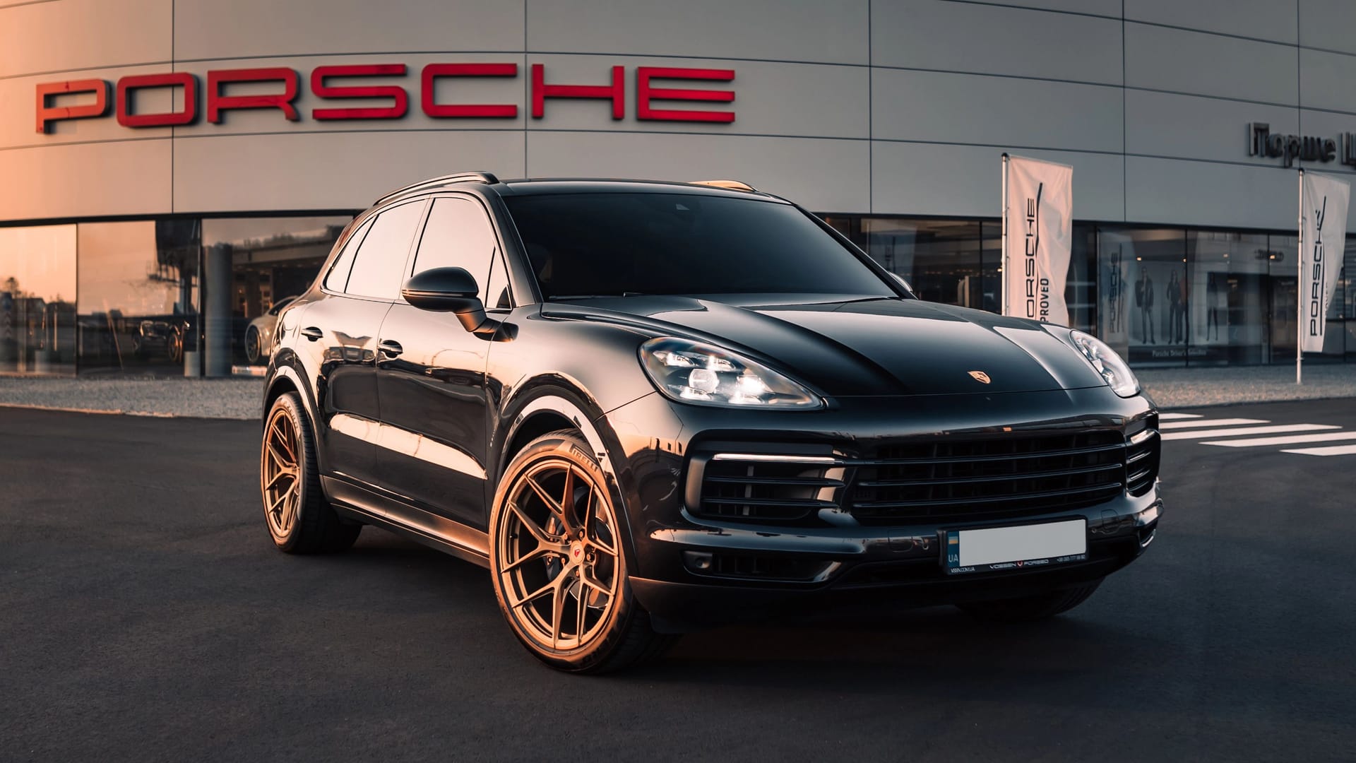 Ein Porsche Cayenne vor einem Händler des Autobauers (Symbolfoto): Ein Düsseldorfer wurde am Steuer des SUVs ohne Führerschein, aber mit Kokain, erwischt. Ein Porsche Cayenne vor einem Händler des Autobauers (Symbolfoto): Ein Düsseldorfer wurde am Steuer des SUVs ohne Führerschein, aber mit Kokain, erwischt.
