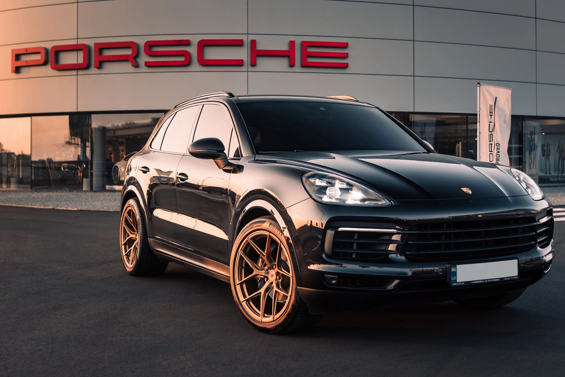Ein Porsche Cayenne vor einem Händler des Autobauers (Symbolfoto): Ein Düsseldorfer wurde am Steuer des SUVs ohne Führerschein, aber mit Kokain, erwischt.