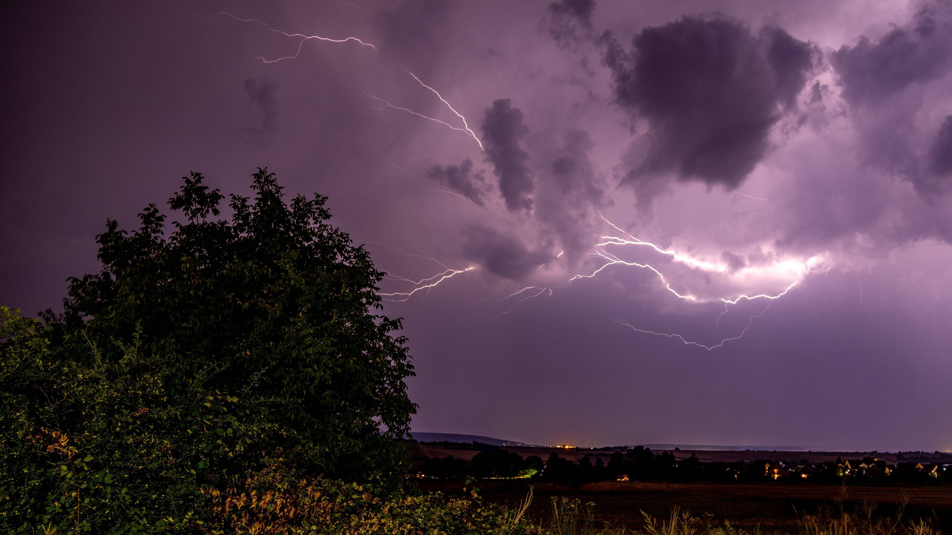 Gewitterwolken und Blitze (Symbolbild): In Deutschland wird das Wetter ab Donnerstag fast überall ungemütlich.