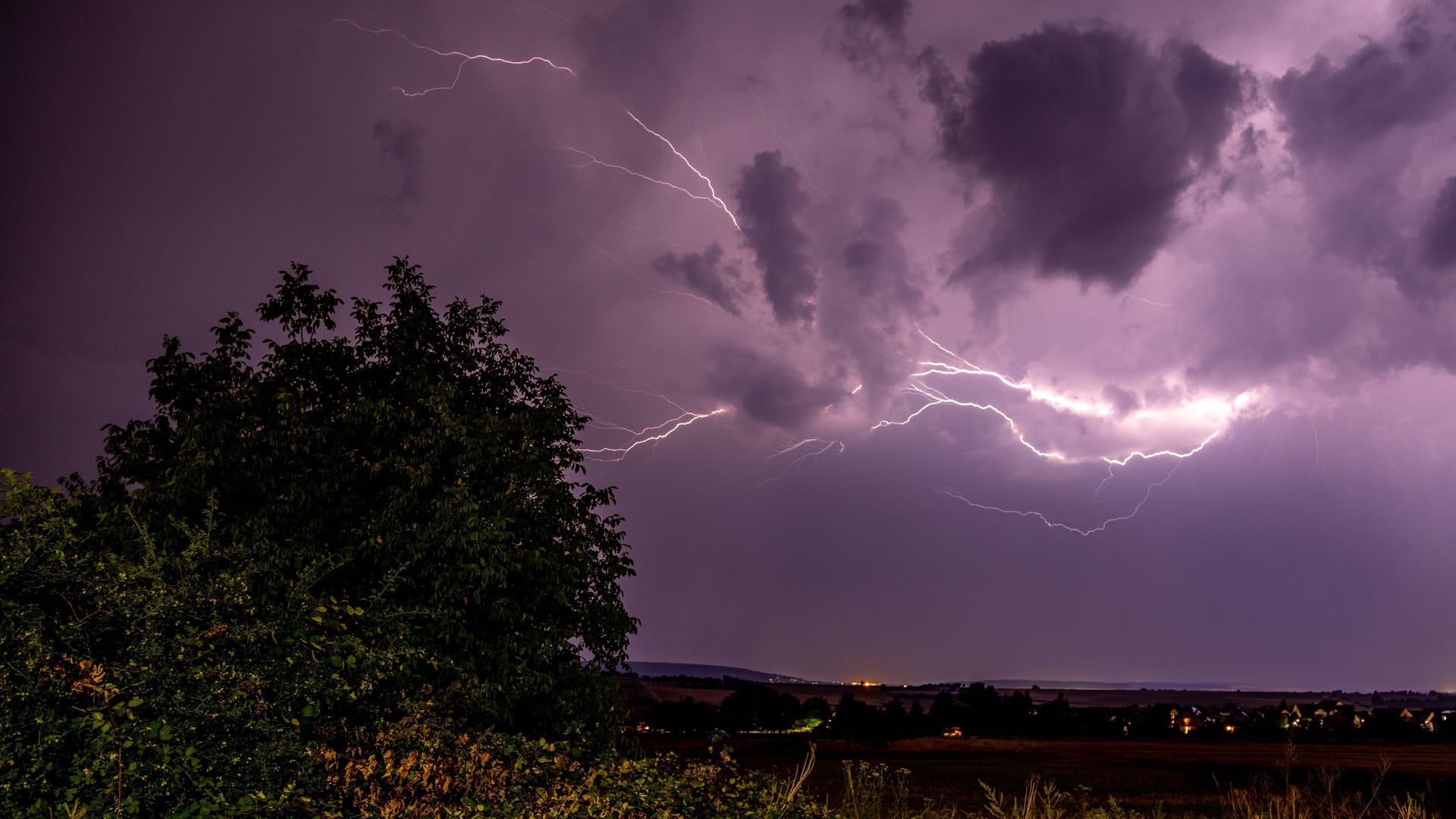 Gewitterwolken und Blitze (Symbolbild): In Deutschland wird das Wetter ab Donnerstag fast überall ungemütlich. Gewitterwolken und Blitze (Symbolbild): In Deutschland wird das Wetter ab Donnerstag fast überall ungemütlich.