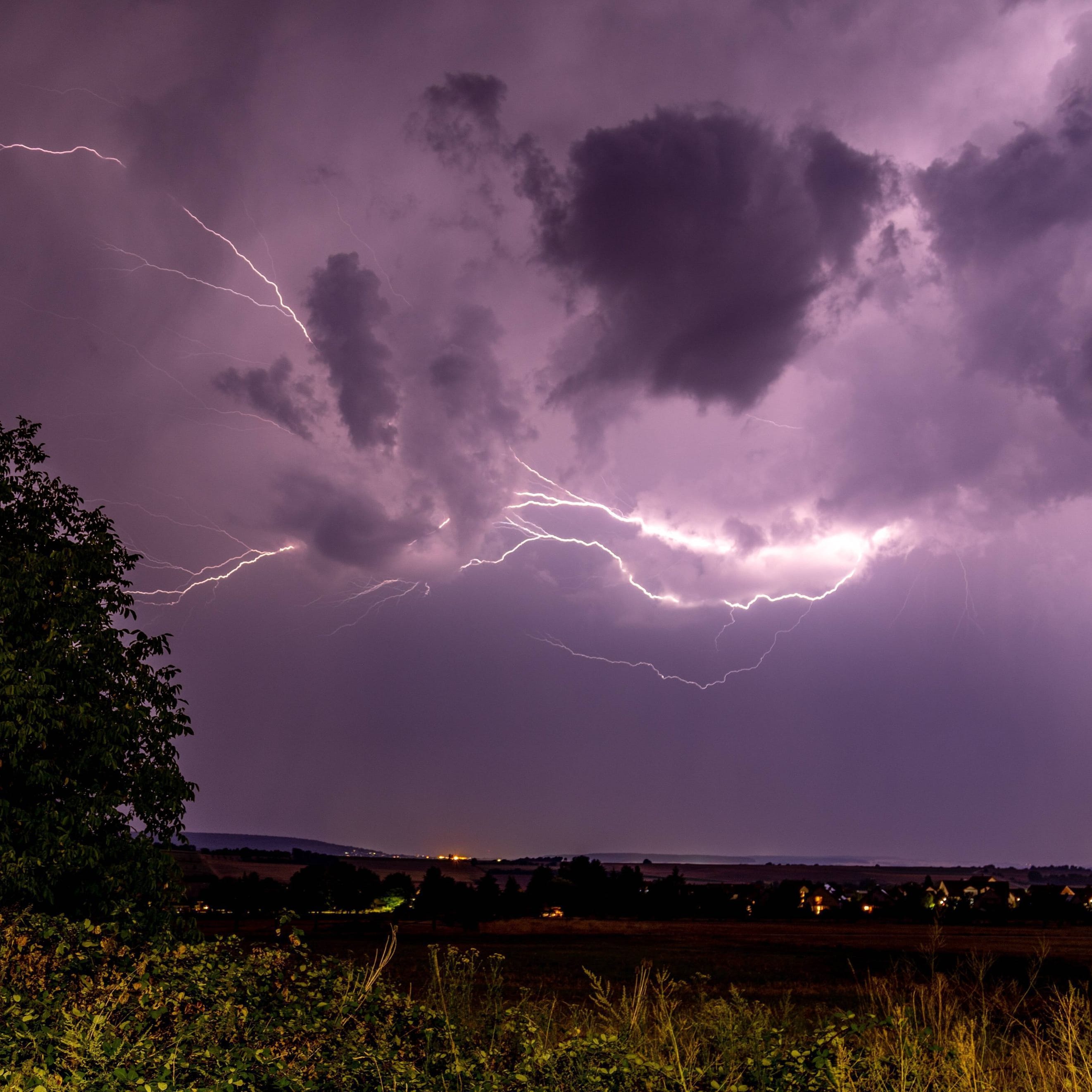 Gewitterwolken und Blitze (Symbolbild): In Deutschland wird das Wetter ab Donnerstag fast überall ungemütlich.