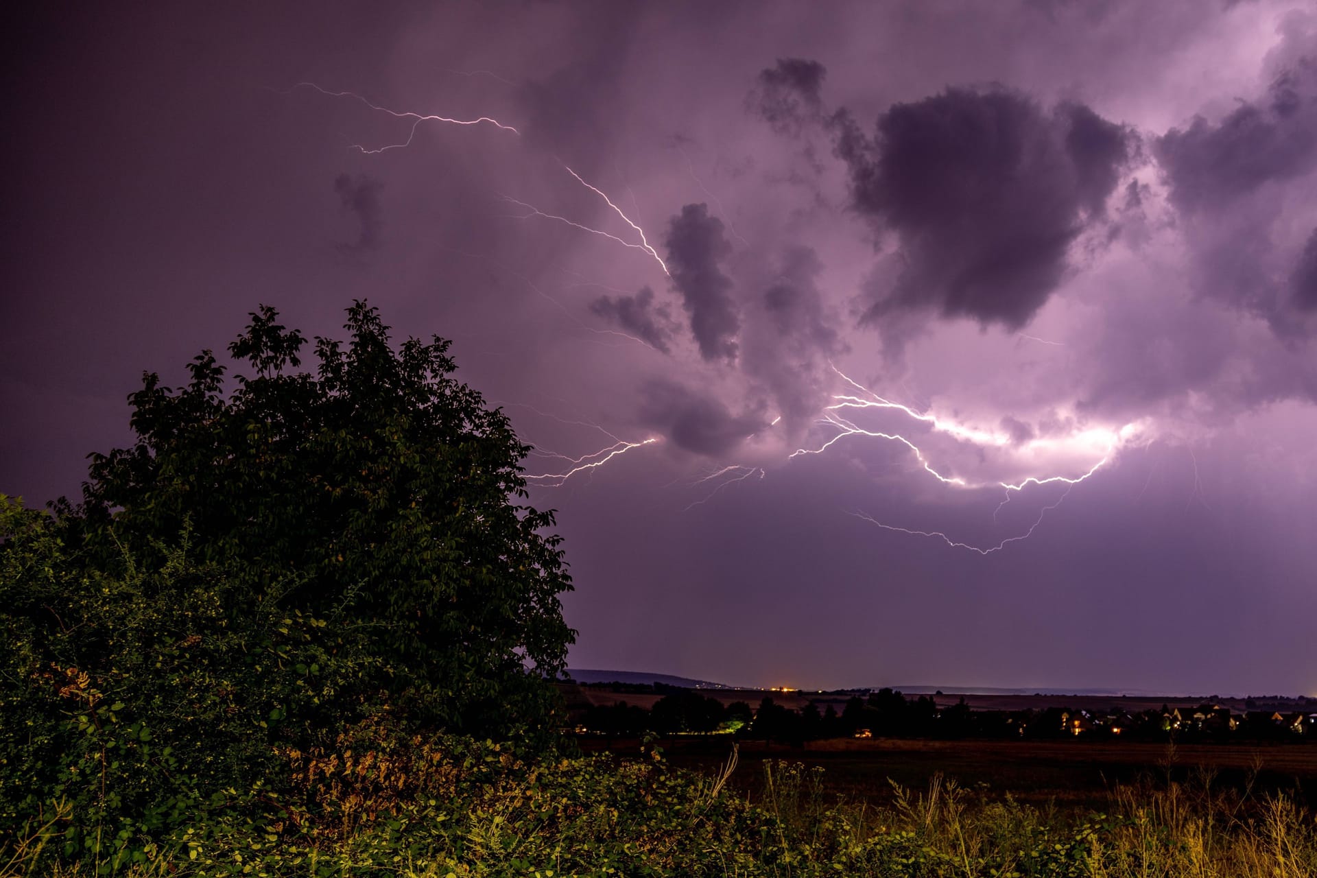 Gewitterwolken und Blitze (Symbolbild): In Deutschland wird das Wetter ab Donnerstag fast überall ungemütlich.