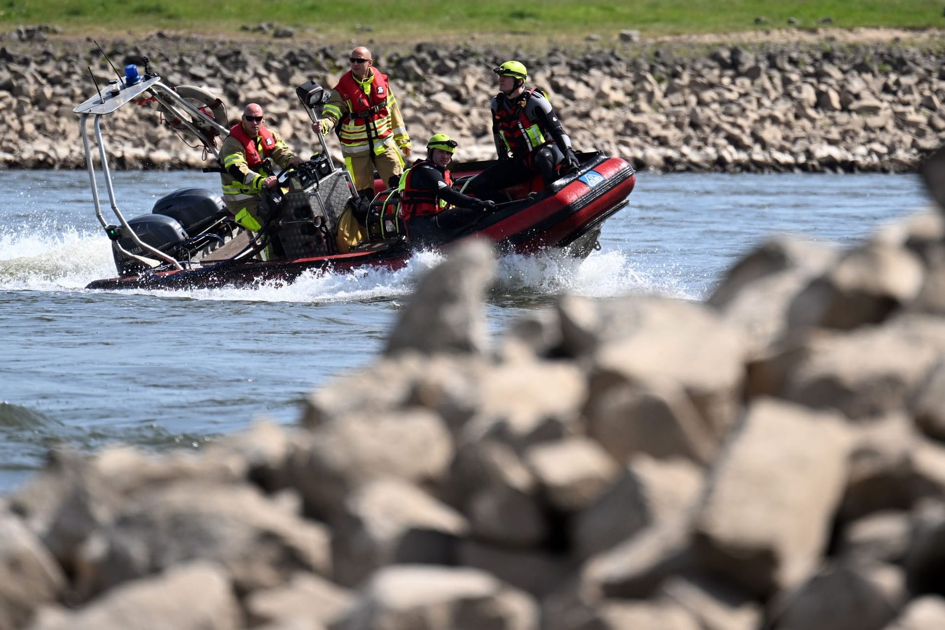 Retter in einem Boot der Feuerwehr demonstrieren bei der Einsatzübung die Rettung in Not geratener Schwimmerinnen und Schwimmer. (Symbolbild)
