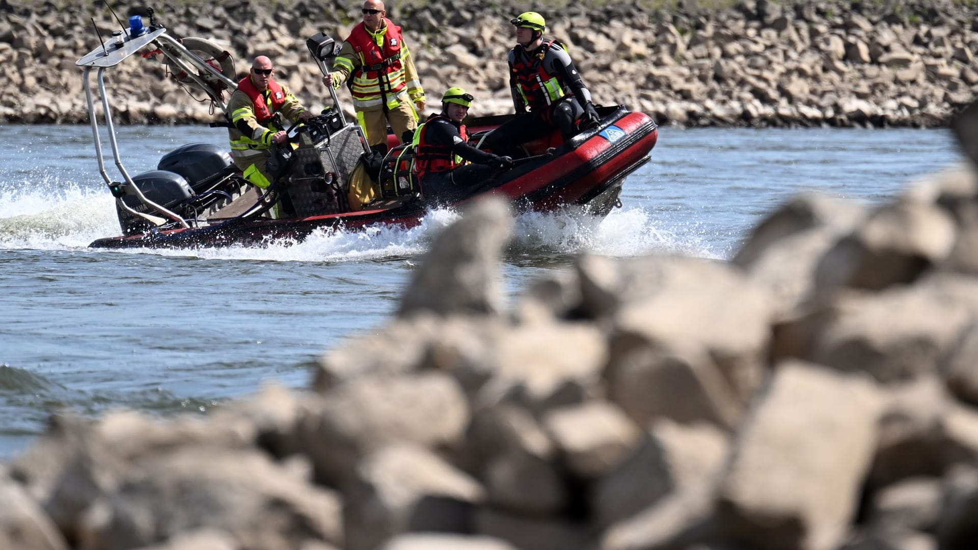 Retter in einem Boot der Feuerwehr demonstrieren bei der Einsatzübung die Rettung in Not geratener Schwimmerinnen und Schwimmer. (Symbolbild) Retter in einem Boot der Feuerwehr demonstrieren bei der Einsatzübung die Rettung in Not geratener Schwimmerinnen und Schwimmer. (Symbolbild)