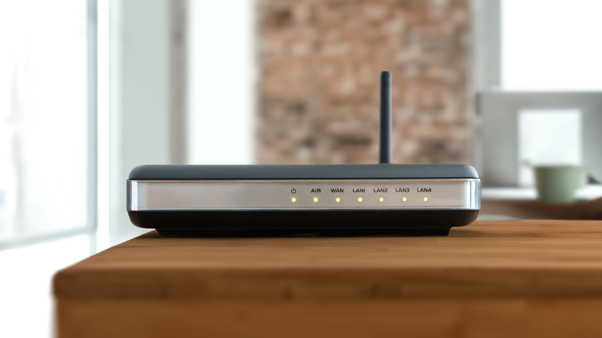 Internet-Router steht auf einem Schreibtisch Internet-Router steht auf einem Schreibtisch