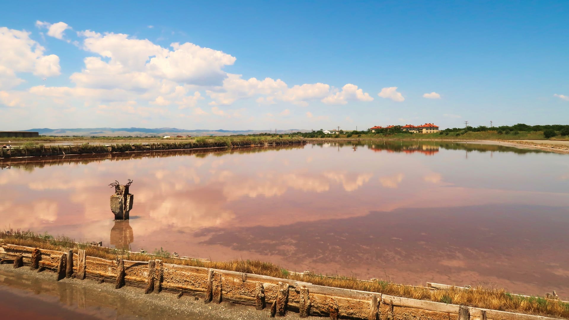 Der rosa See in Burgas, Bulgarien ist eine große Touristenattraktion.