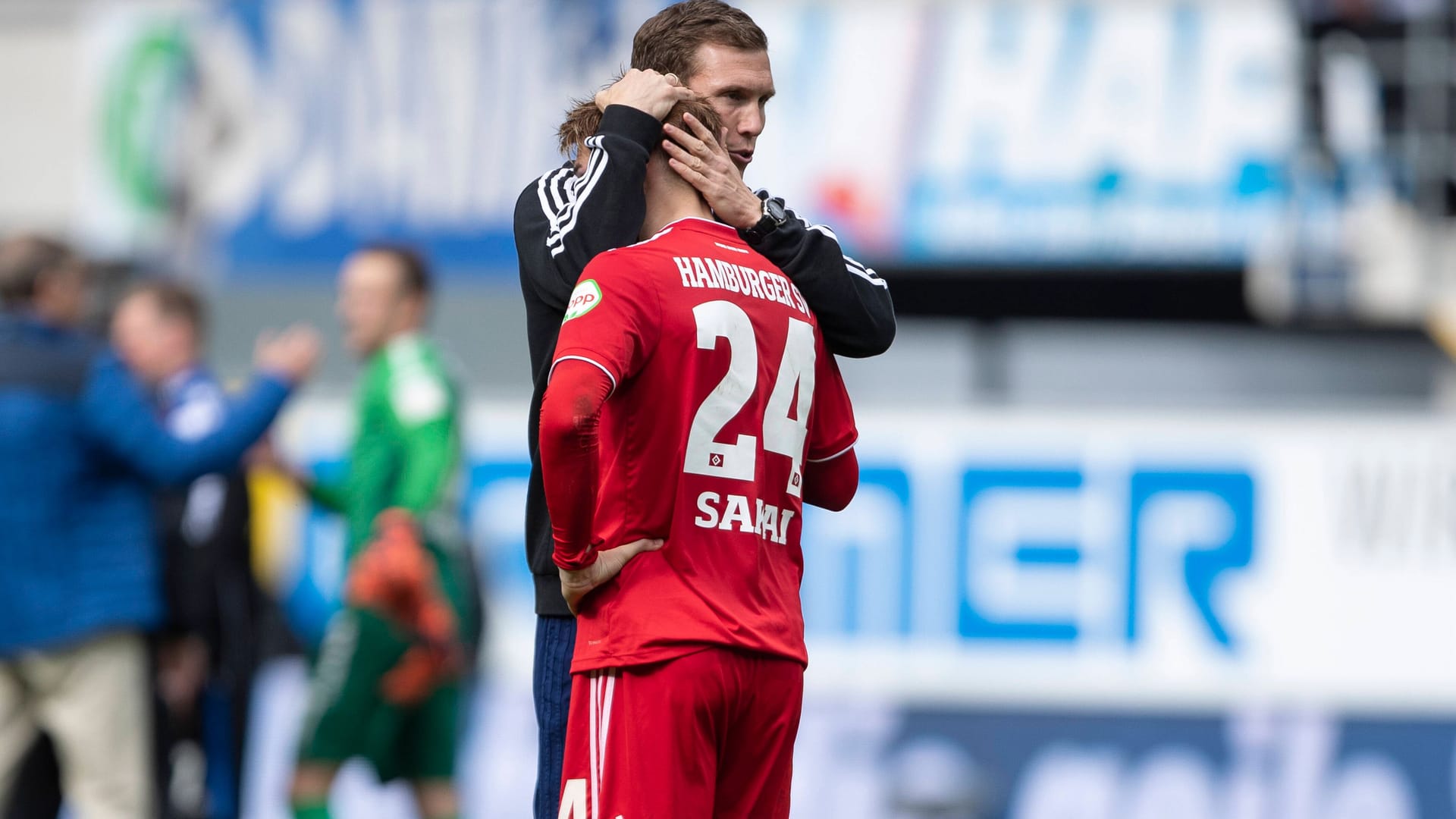 Hannes Wolf tröstet Gōtoku Sakai (Archivbild): 2019 scheiterte der HSV am 33. Spieltag in Paderborn (1:4) am Aufstieg.