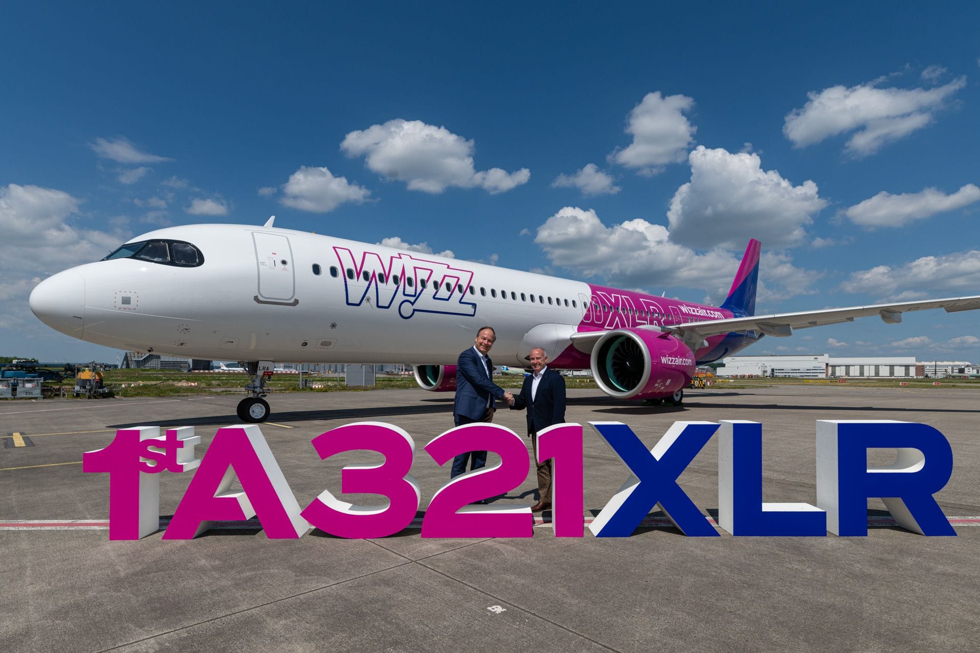 Christoph Zammert (Airbus) und Owain Jones (Wizz Air) bei der Übergabe des neuen Jets in Hamburg: Die Billigairline hat insgesamt 47 Flugzeuge bestellt.